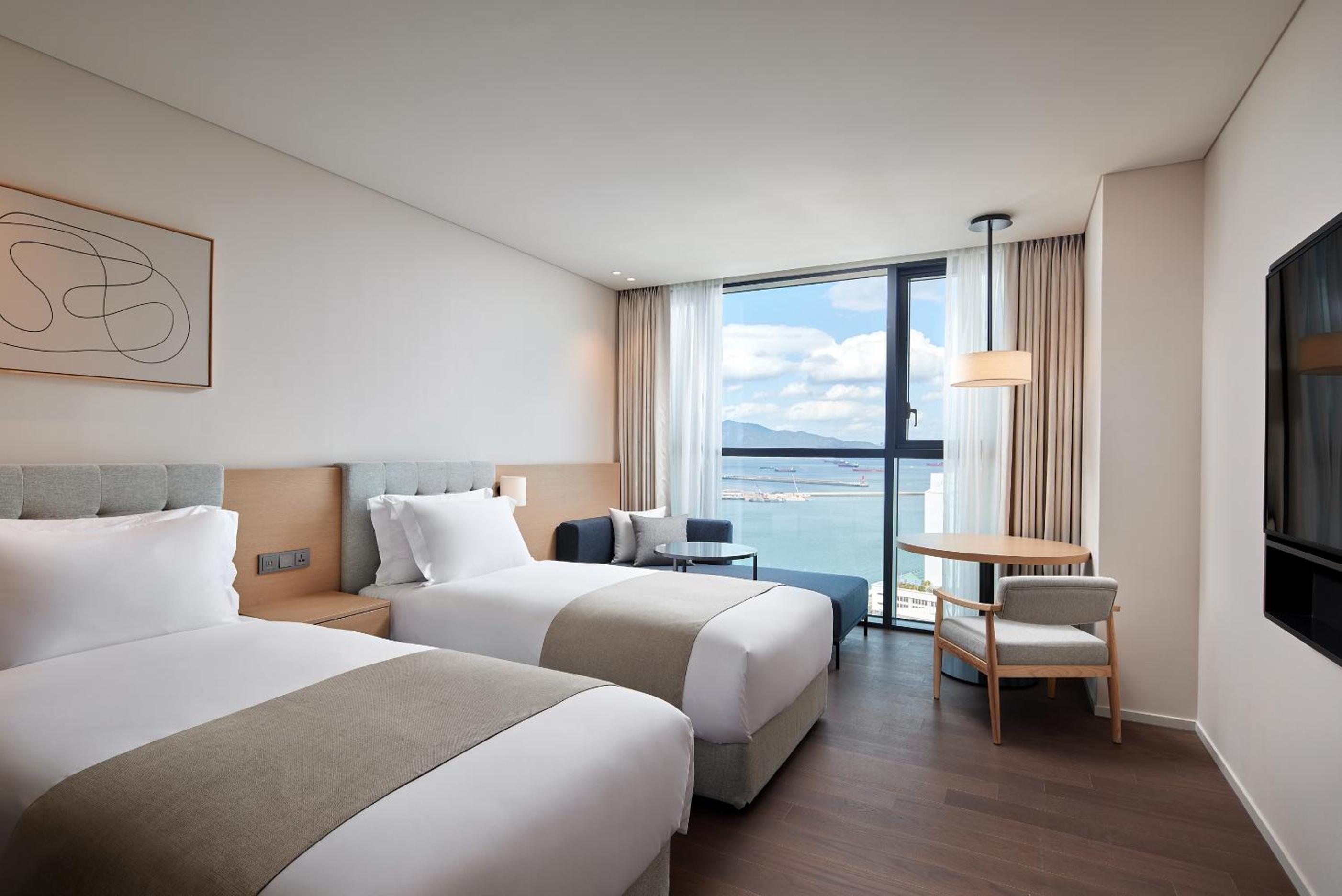 Premier Deluxe Twin Room with Ocean View - Photo 1