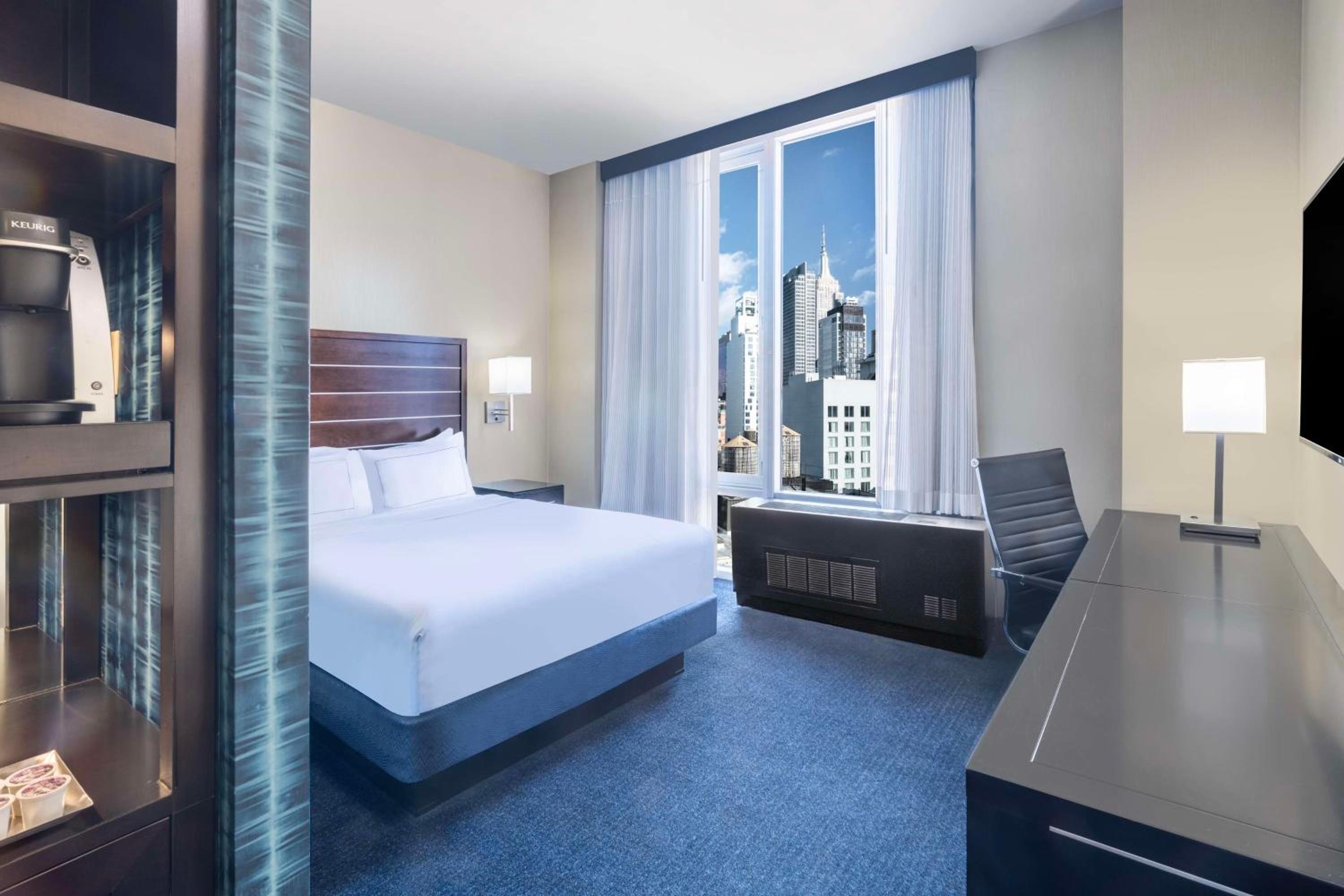 Queen Room with City View thumbnail 5