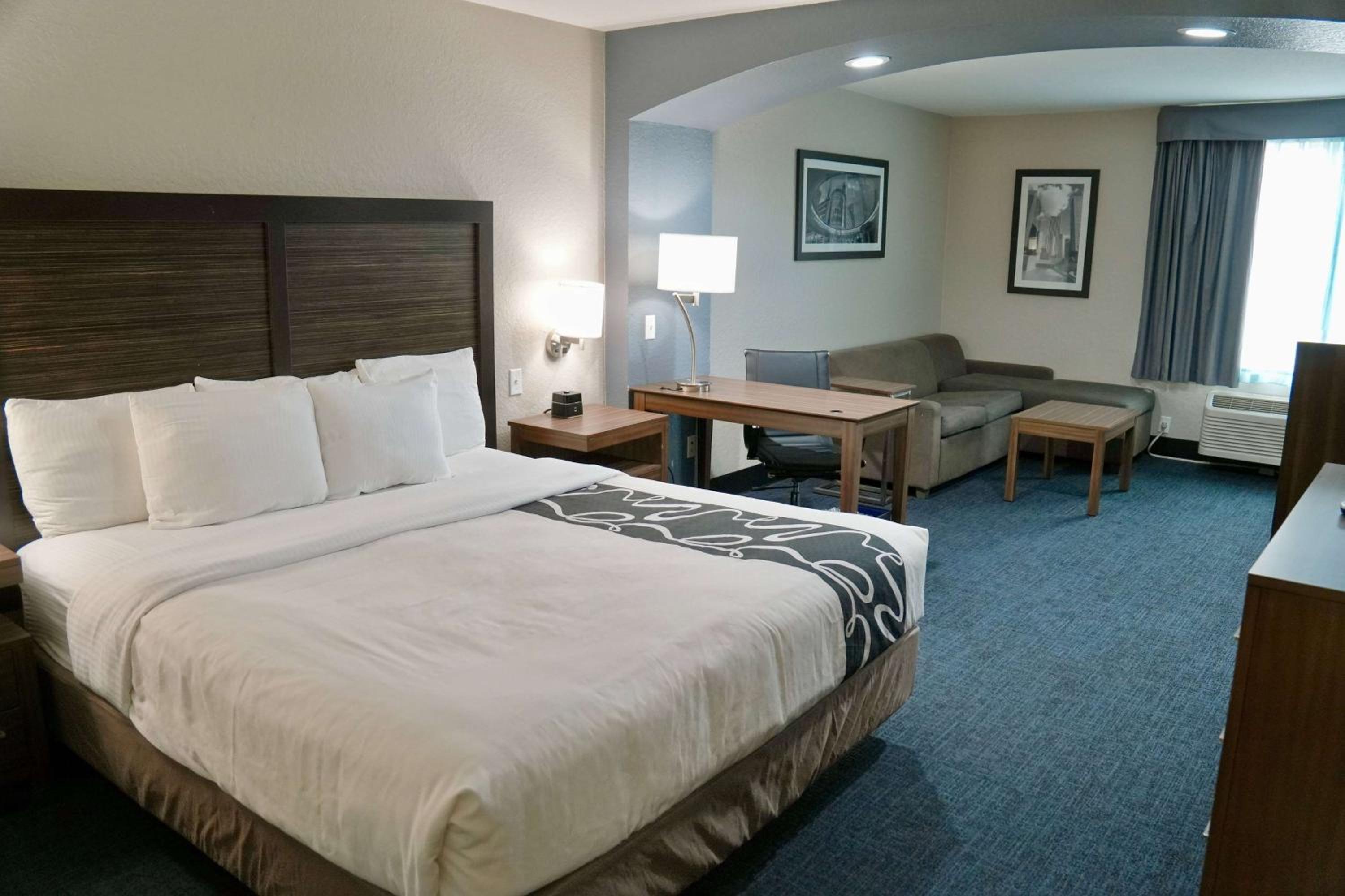 Deluxe King Room - Non-Smoking - Photo 6