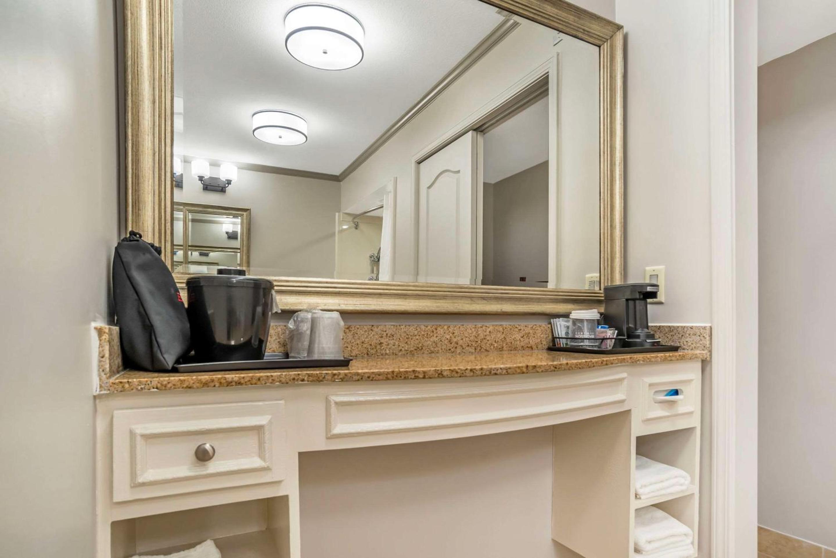 King Room with Roll-in Shower - Disability Access/Non-Smoking photo 2