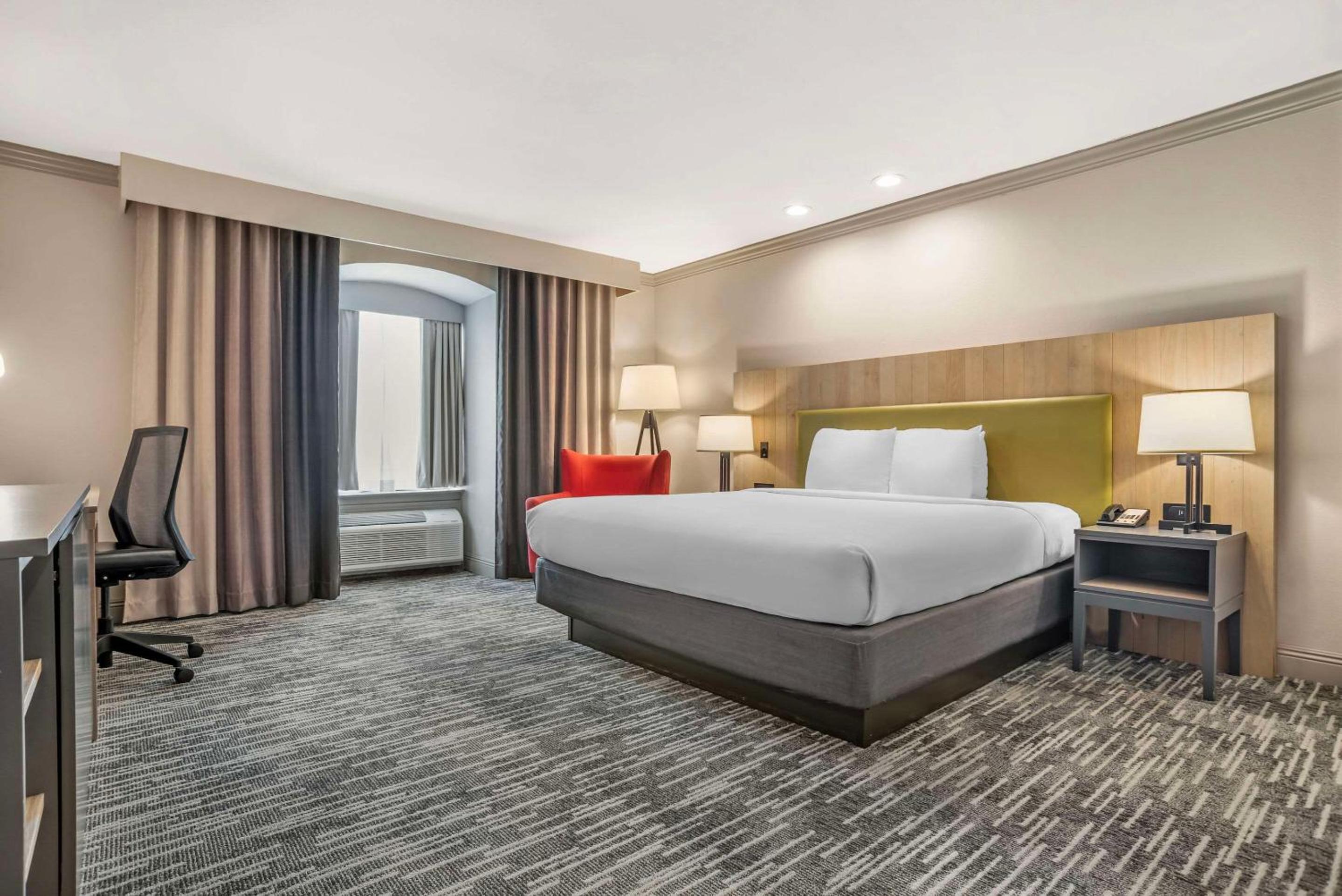 Premium King Room - Non-Smoking photo 1