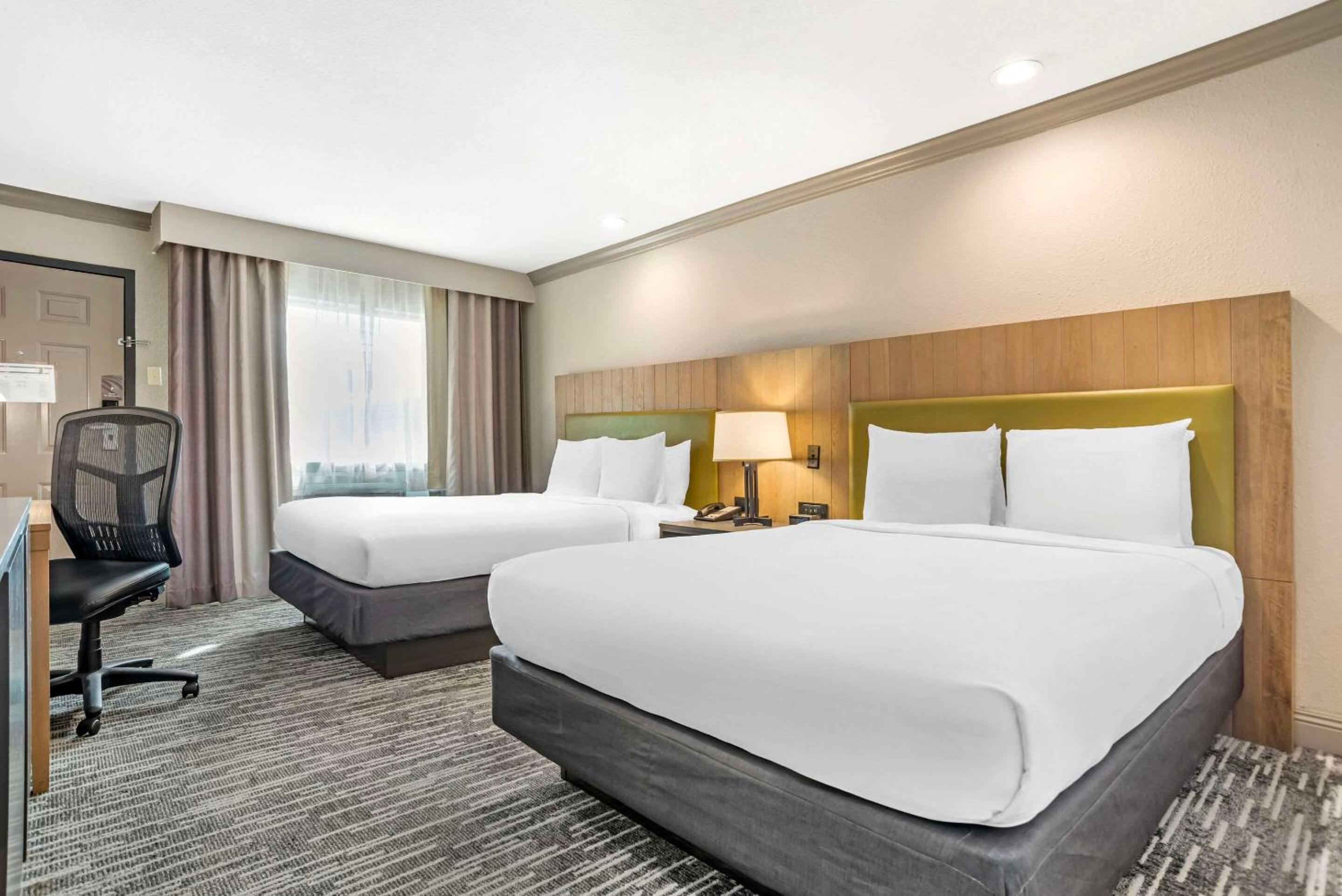 Double Room with Two Double Beds - Non-Smoking photo 3