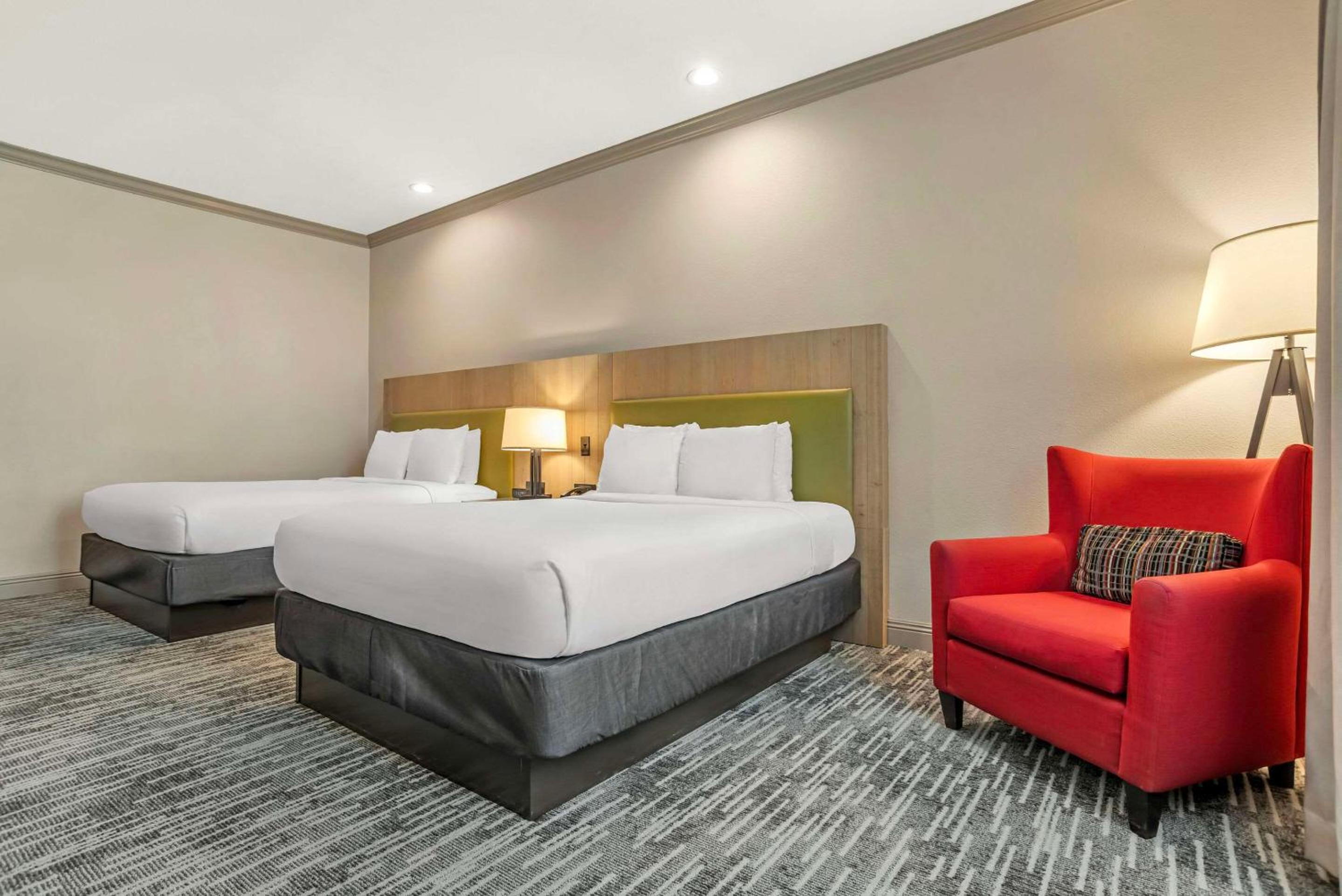 Premium Queen Room with Two Queen Beds - Non-Smoking photo 3