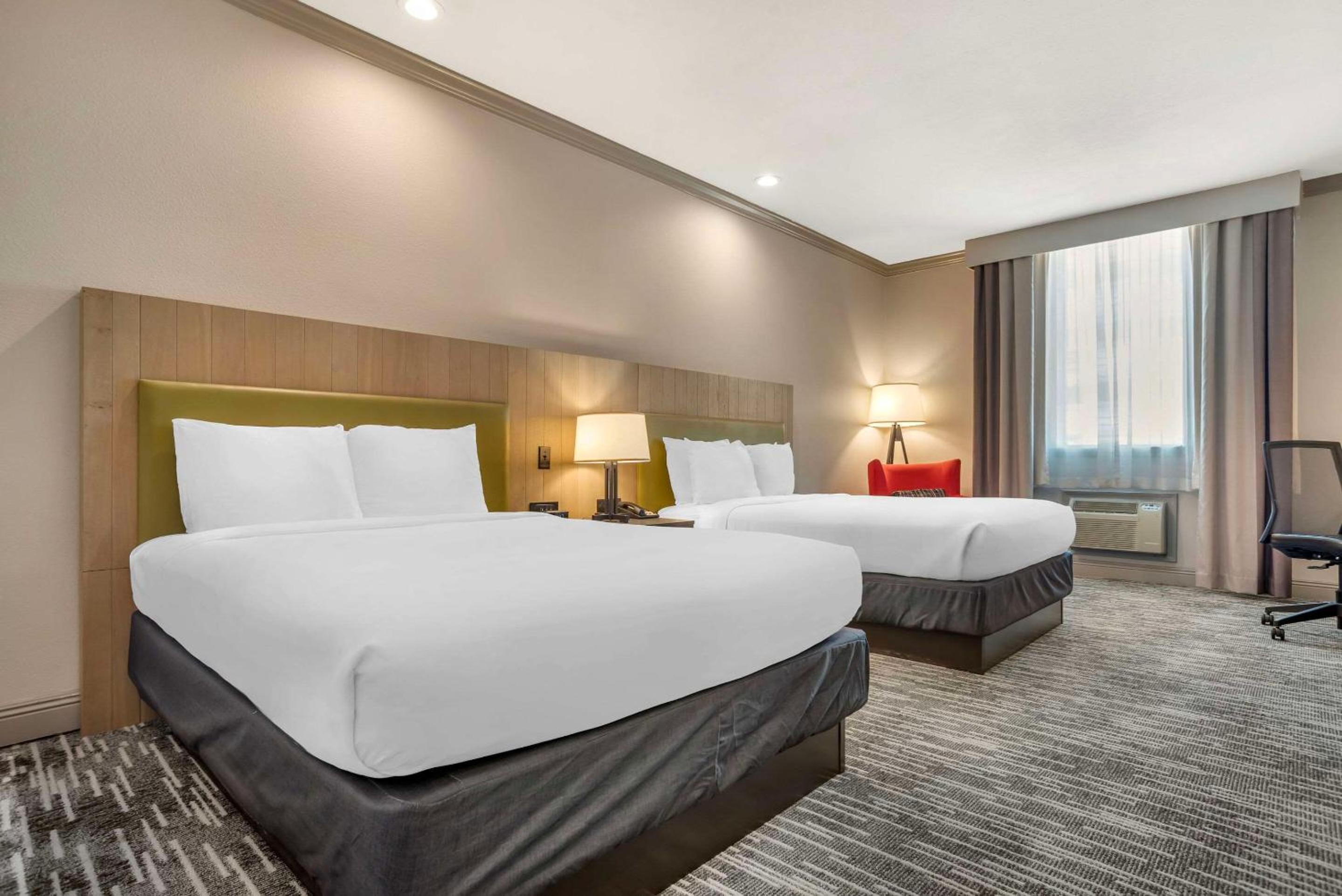 Premium Queen Room with Two Queen Beds - Non-Smoking photo 2