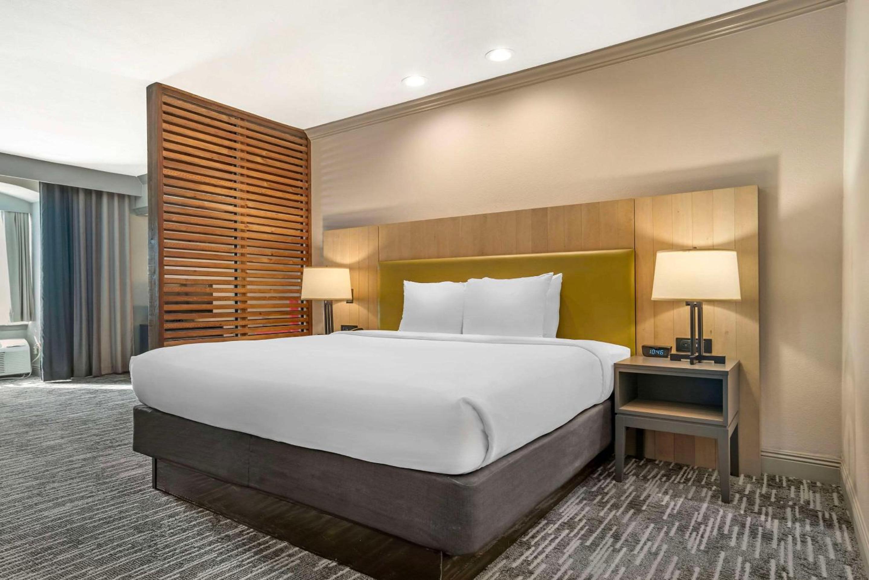 King Suite with Sofa bed - Non Smoking/Interior Hall photo 1