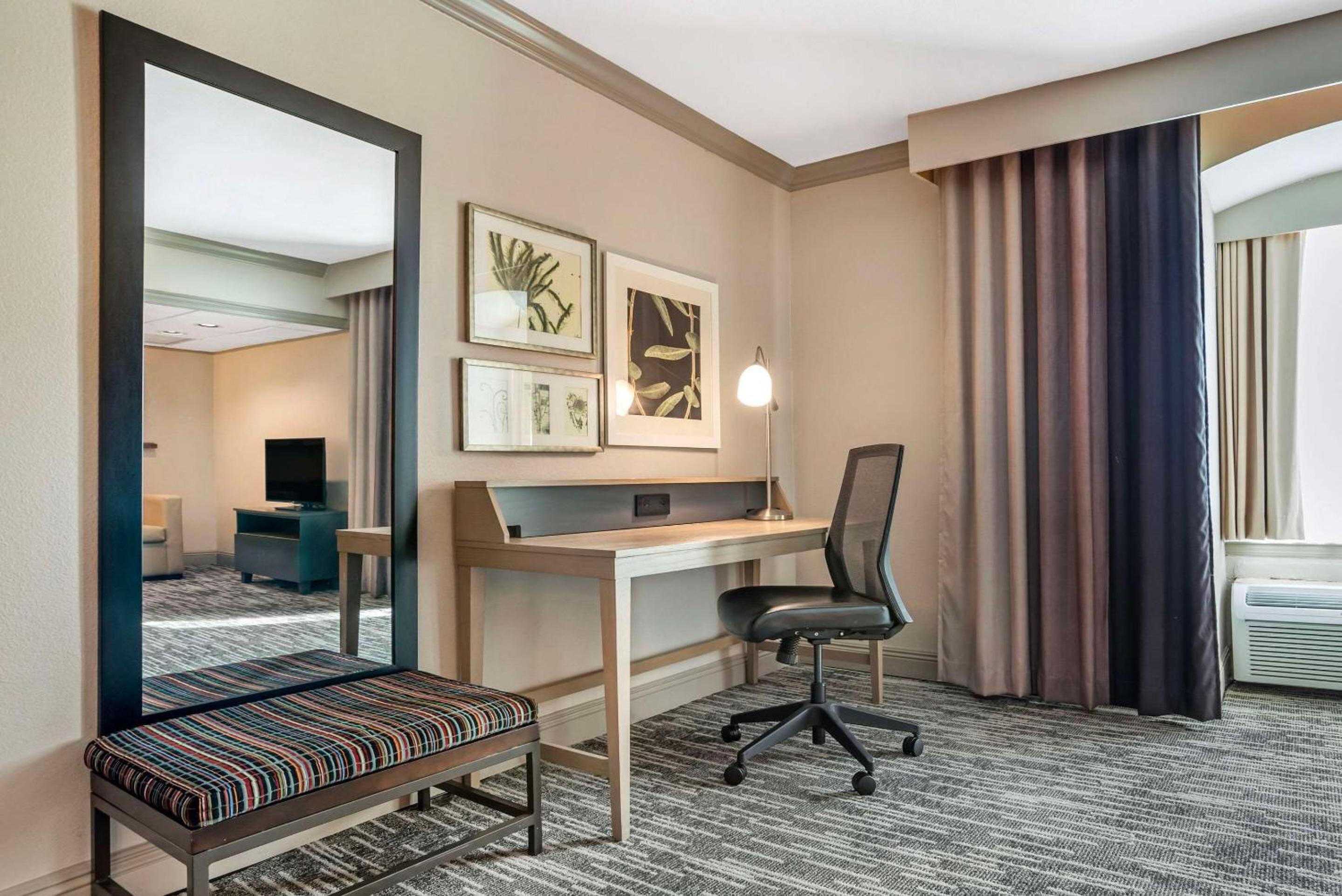 King Suite with Sofa bed - Non Smoking/Interior Hall photo 3