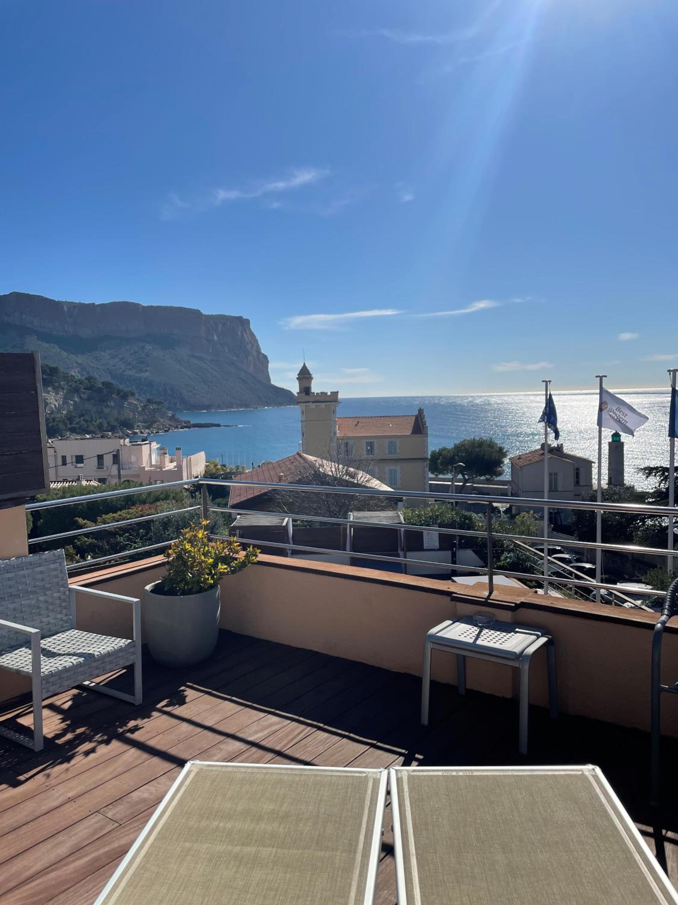 Junior Suite with Queen Bed and Private Terrace - Panoramic Sea View  photo 3