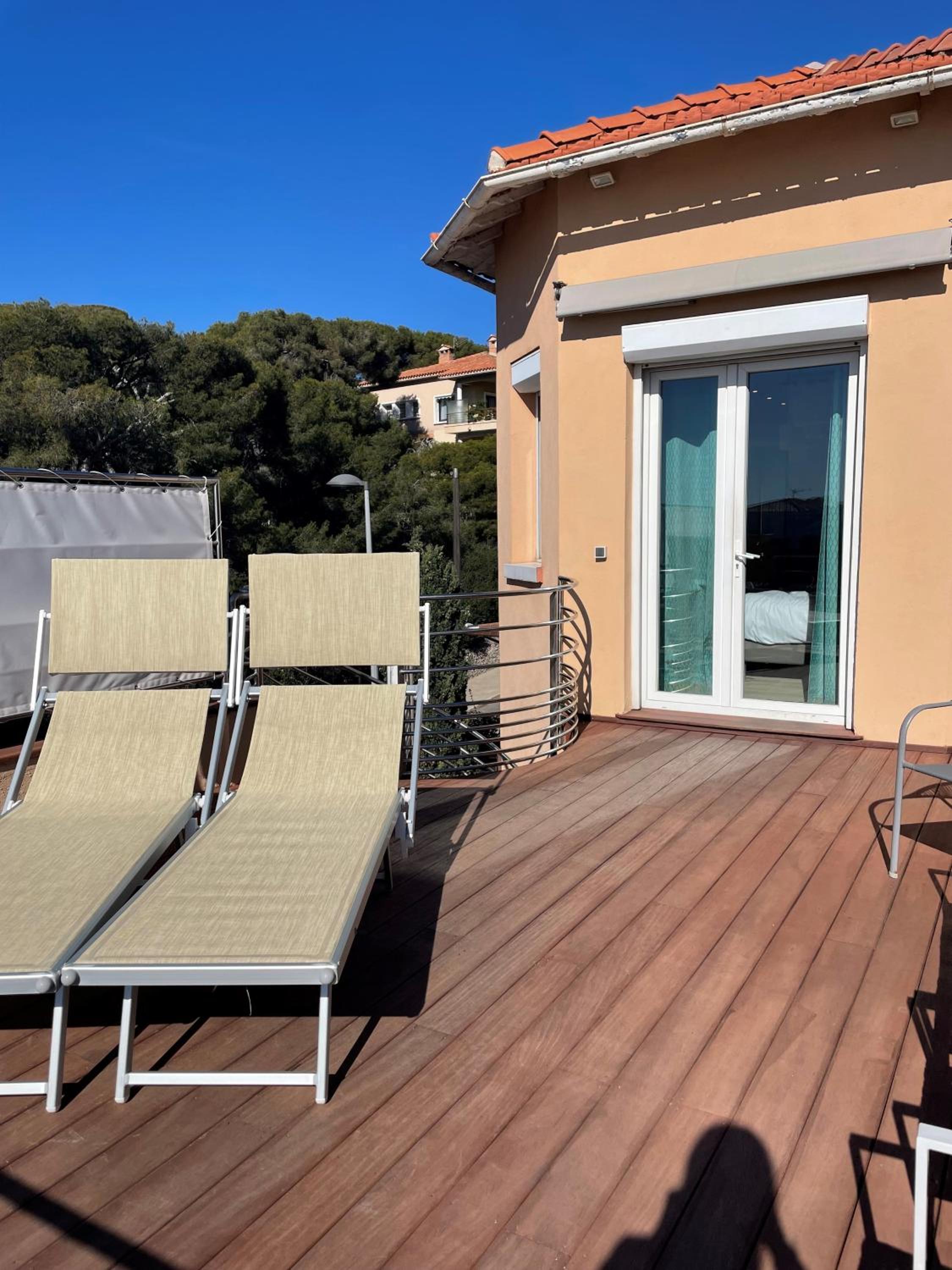 Junior Suite with Queen Bed and Private Terrace - Panoramic Sea View  photo 2