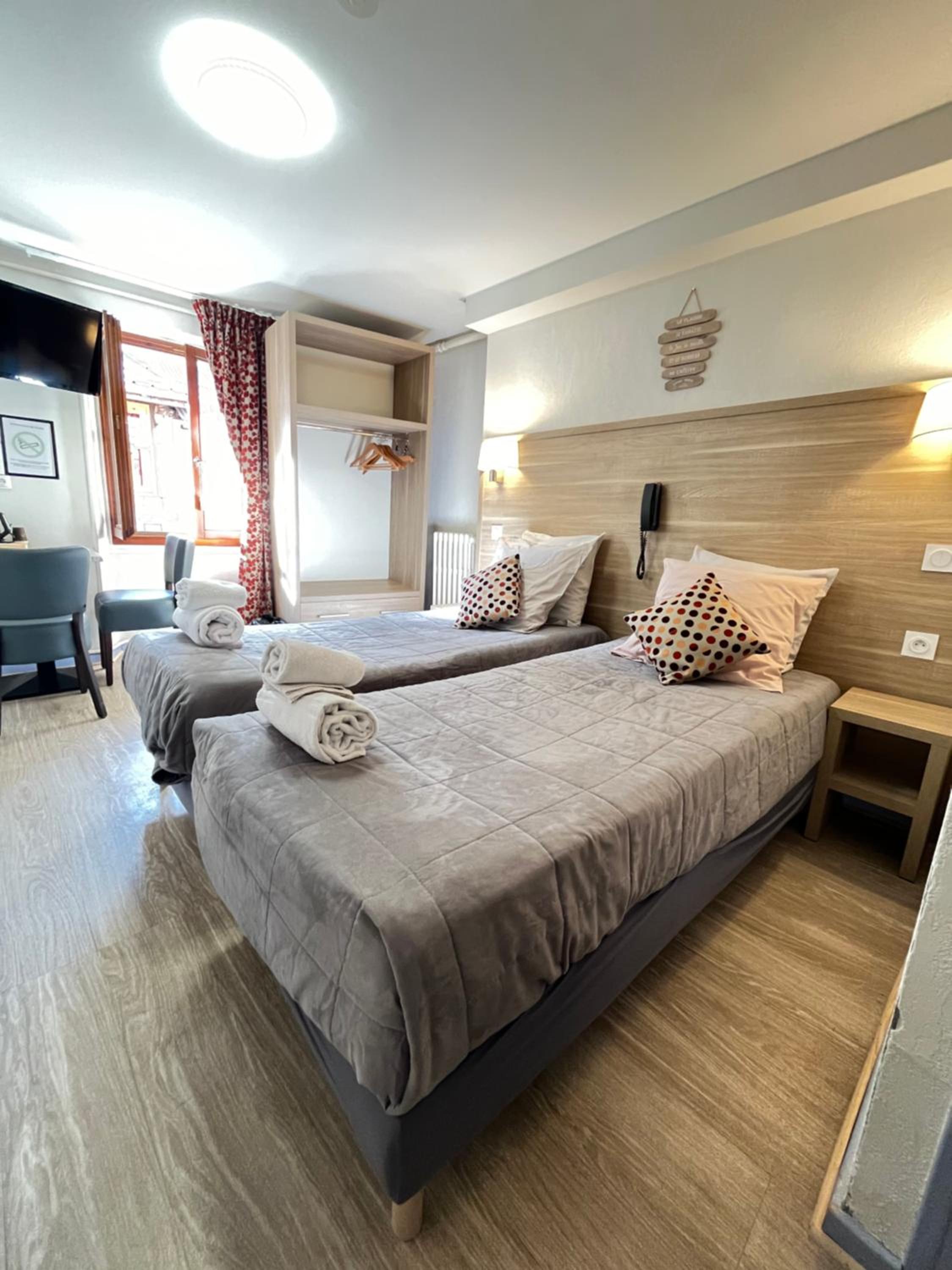 Small Twin Room - Photo 9