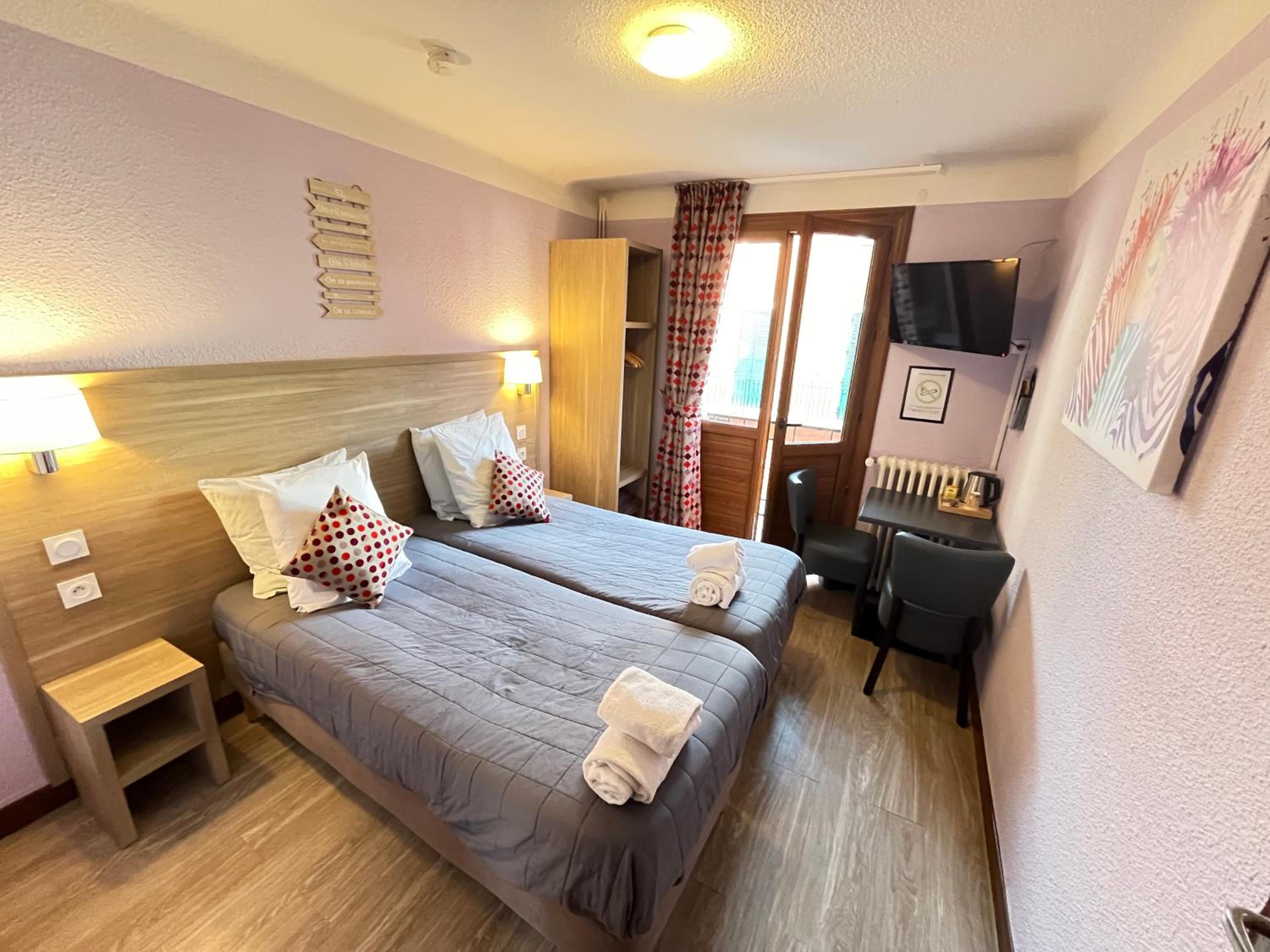 Small Twin Room - Photo 7