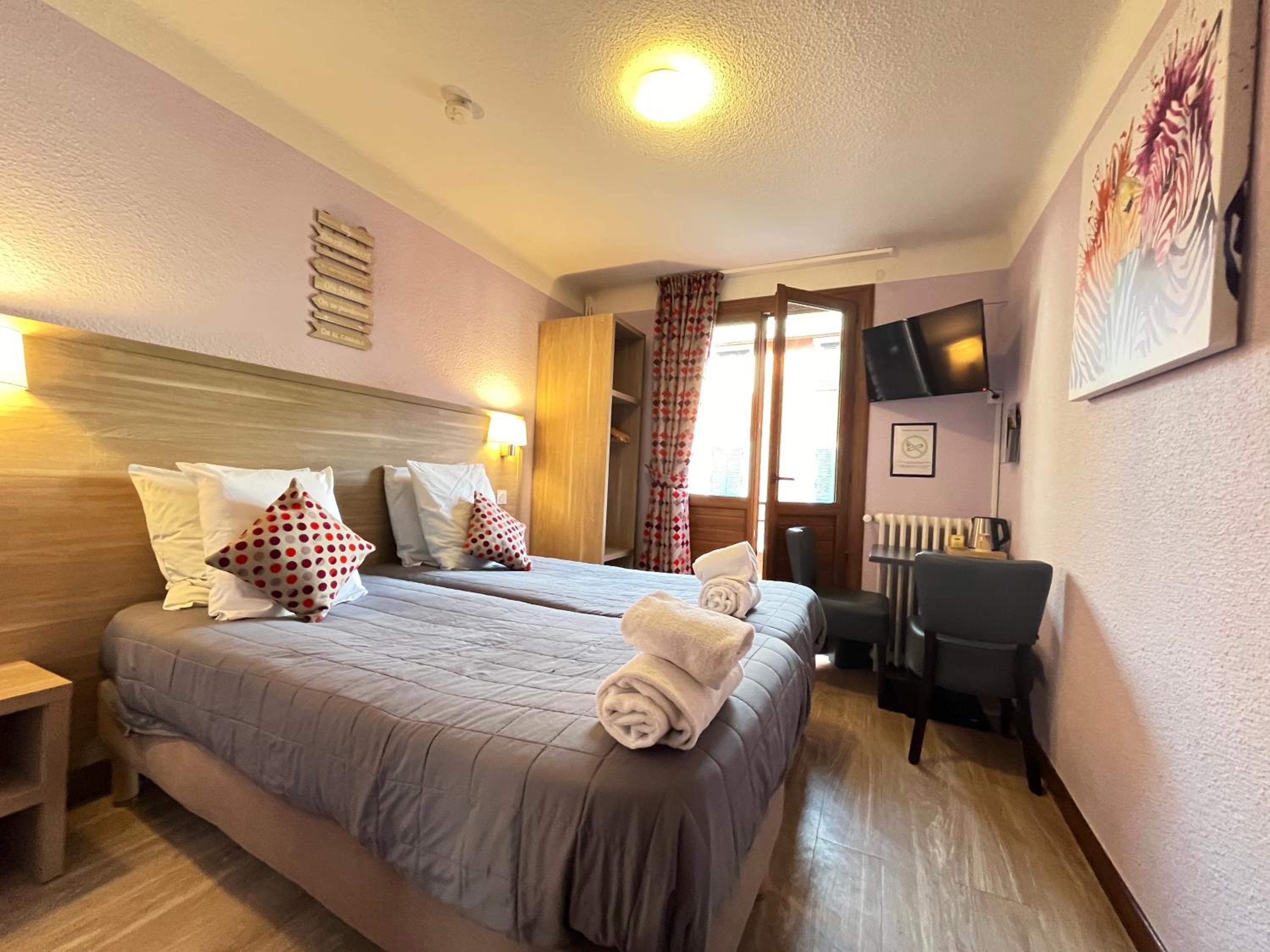 Twin Room with City View - Photo 9
