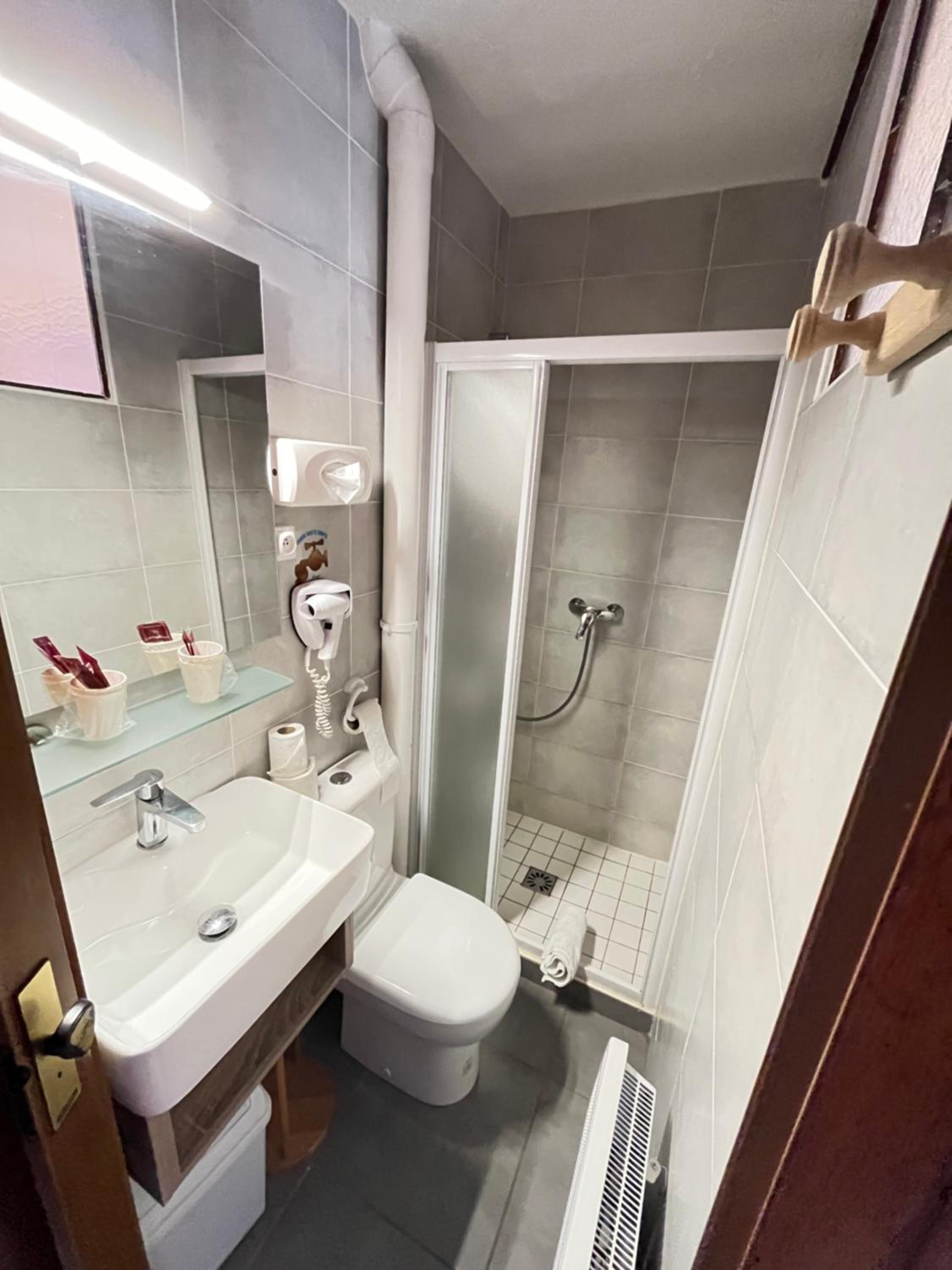 Small Twin Room - Photo 3