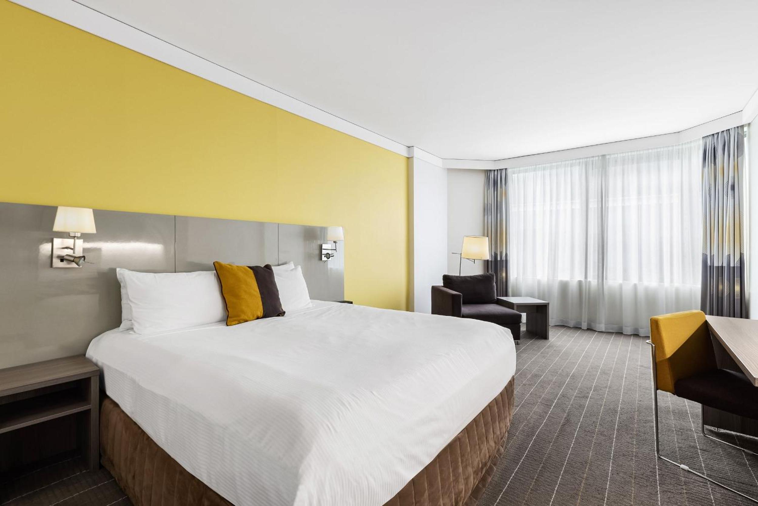 Standard King Room thumbnail 6