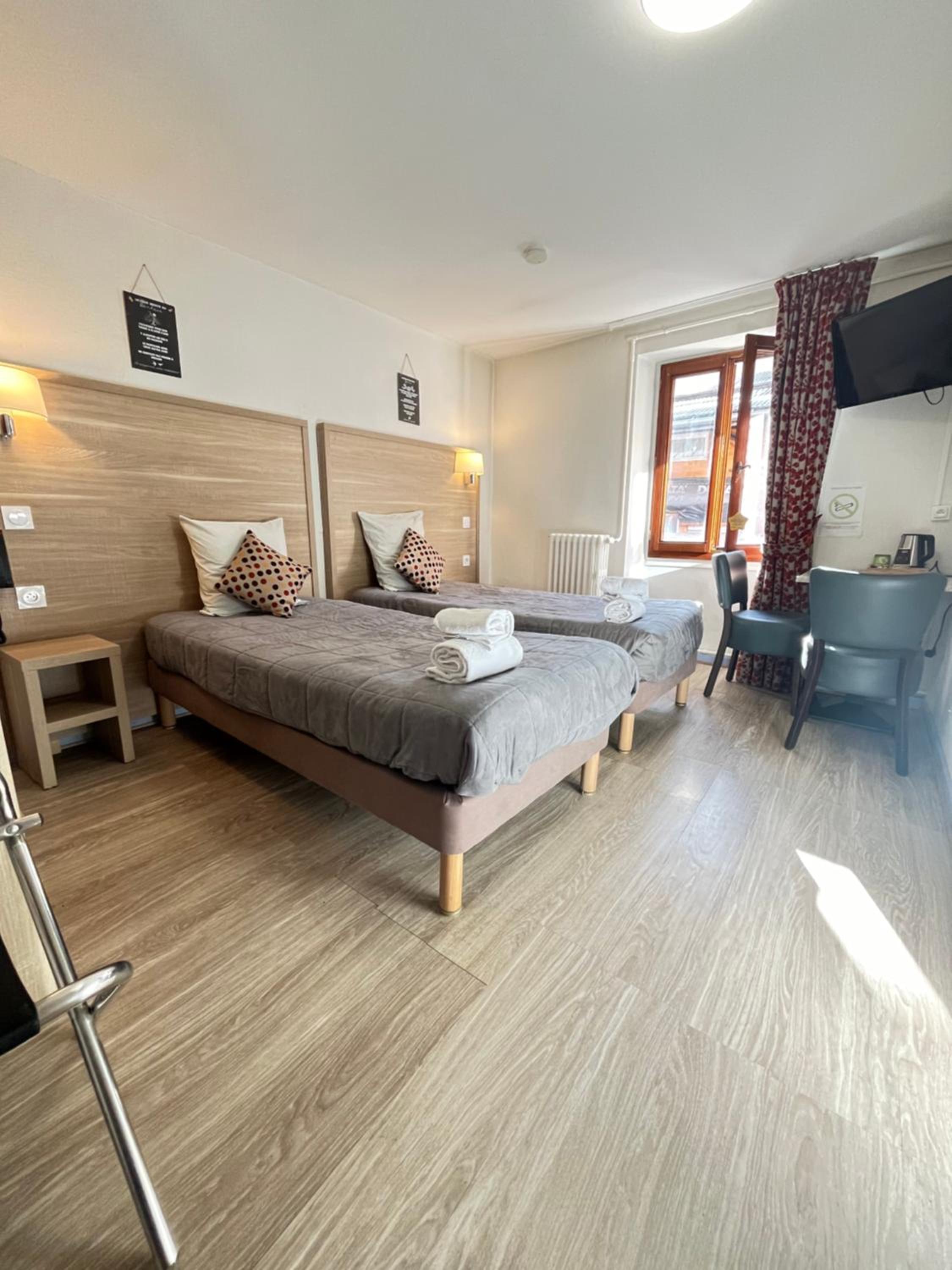 Twin Room with City View - Photo 4