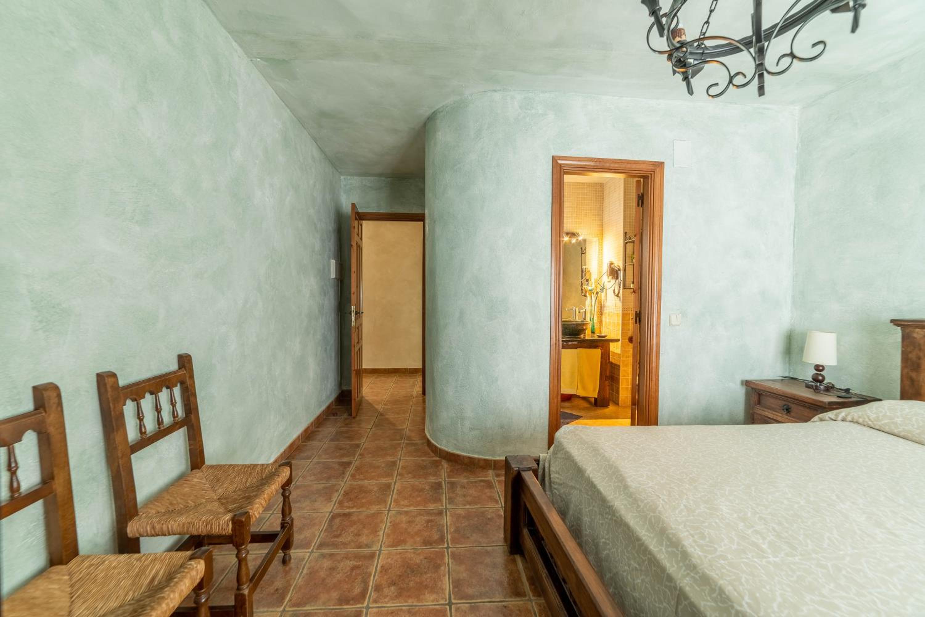 Five-Bedroom House photo 2