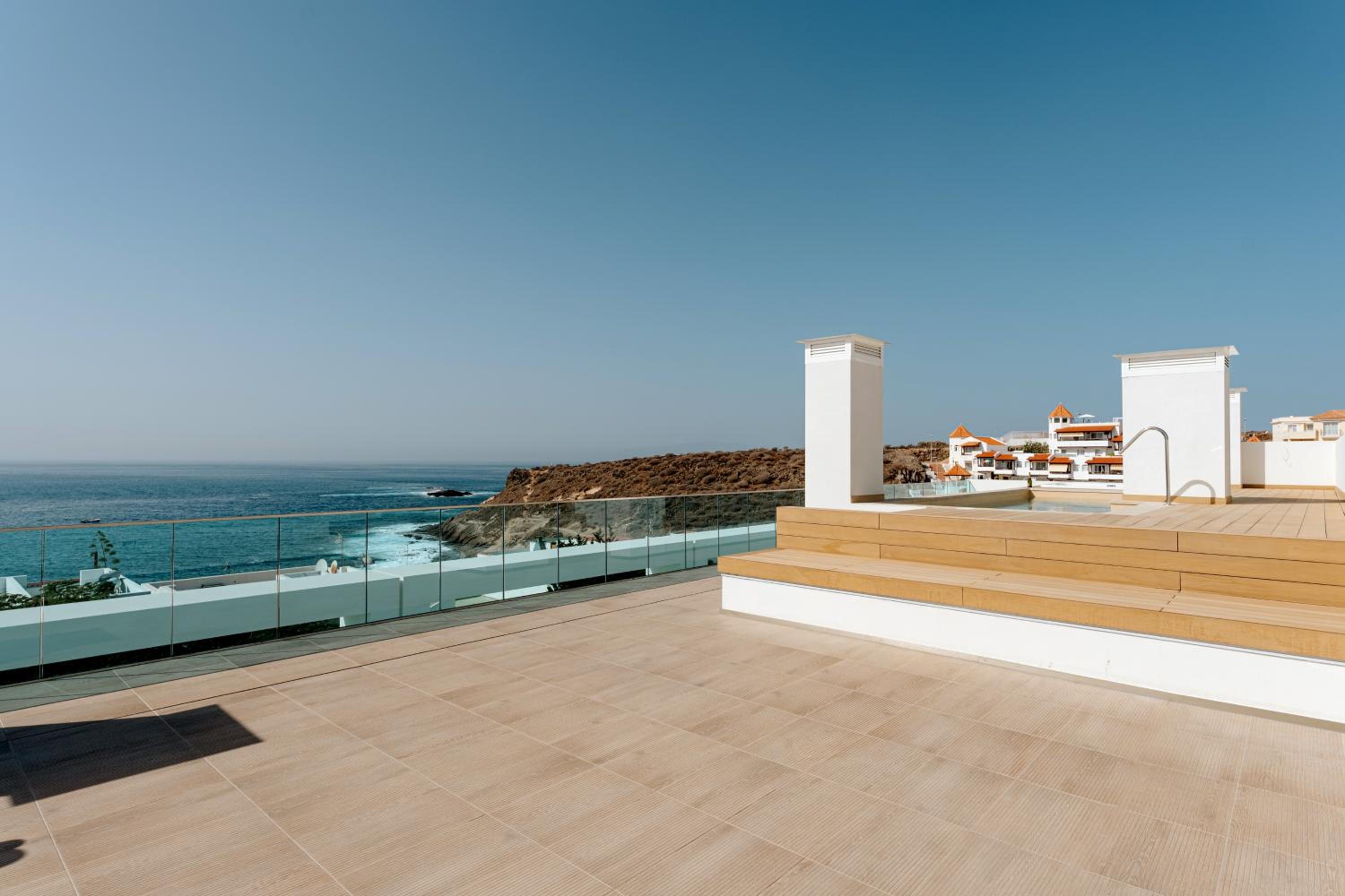 Three-Bedroom Penthouse Apartment with Private Pool, Bathtub and Sea View photo 2