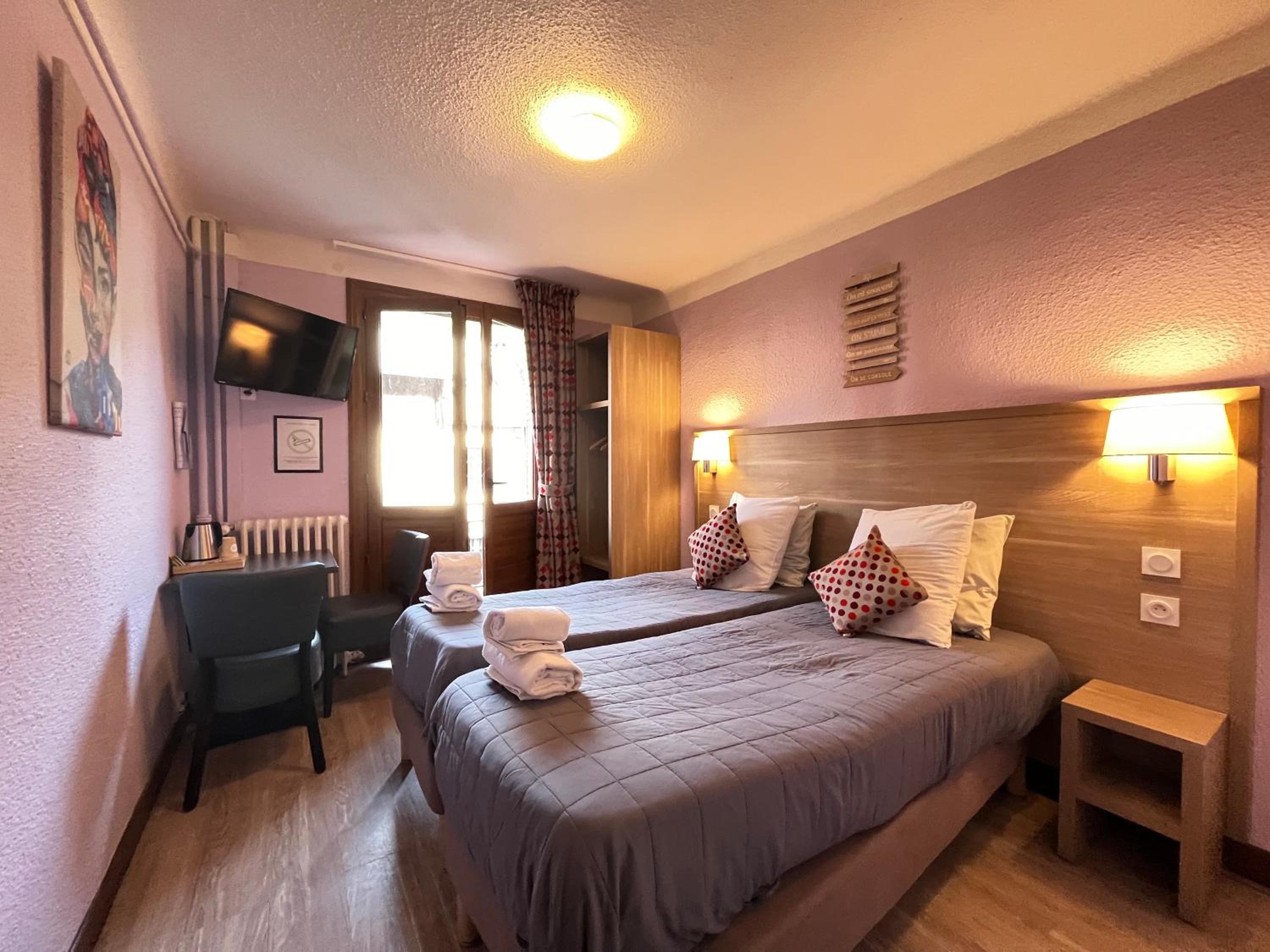 Twin Room with City View - Photo 5