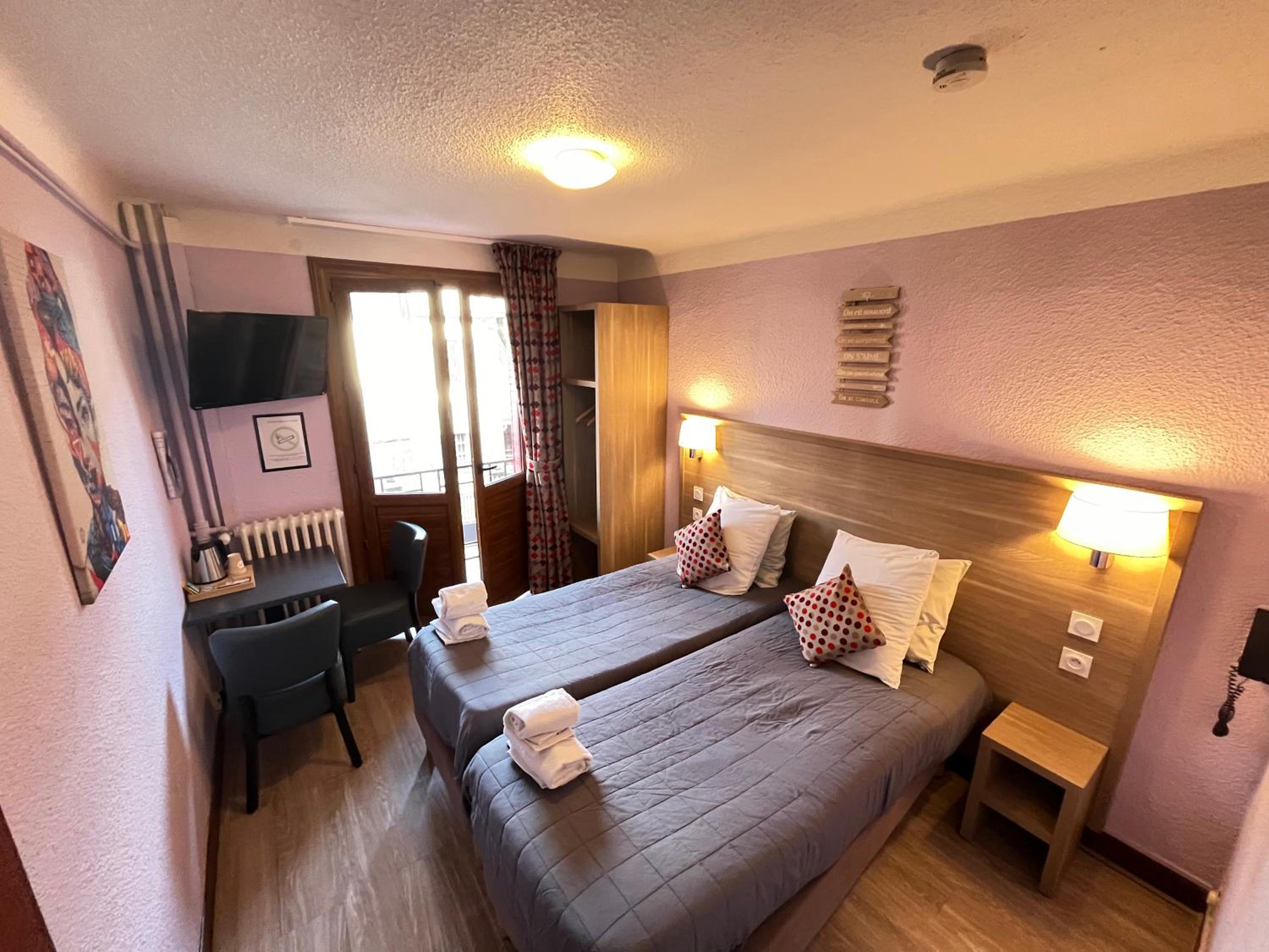 Twin Room with City View - Photo 6
