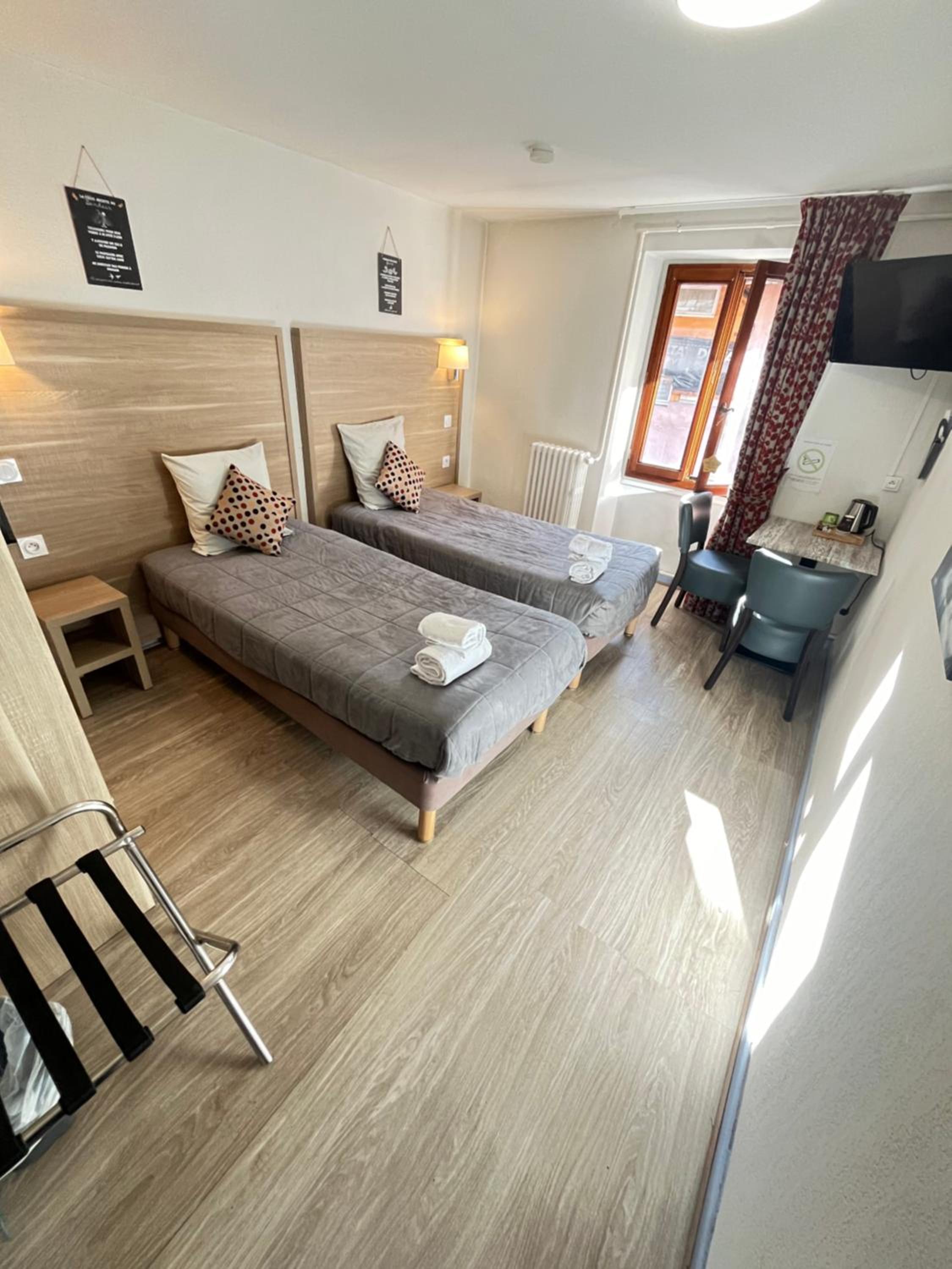 Twin Room with City View - Photo 8