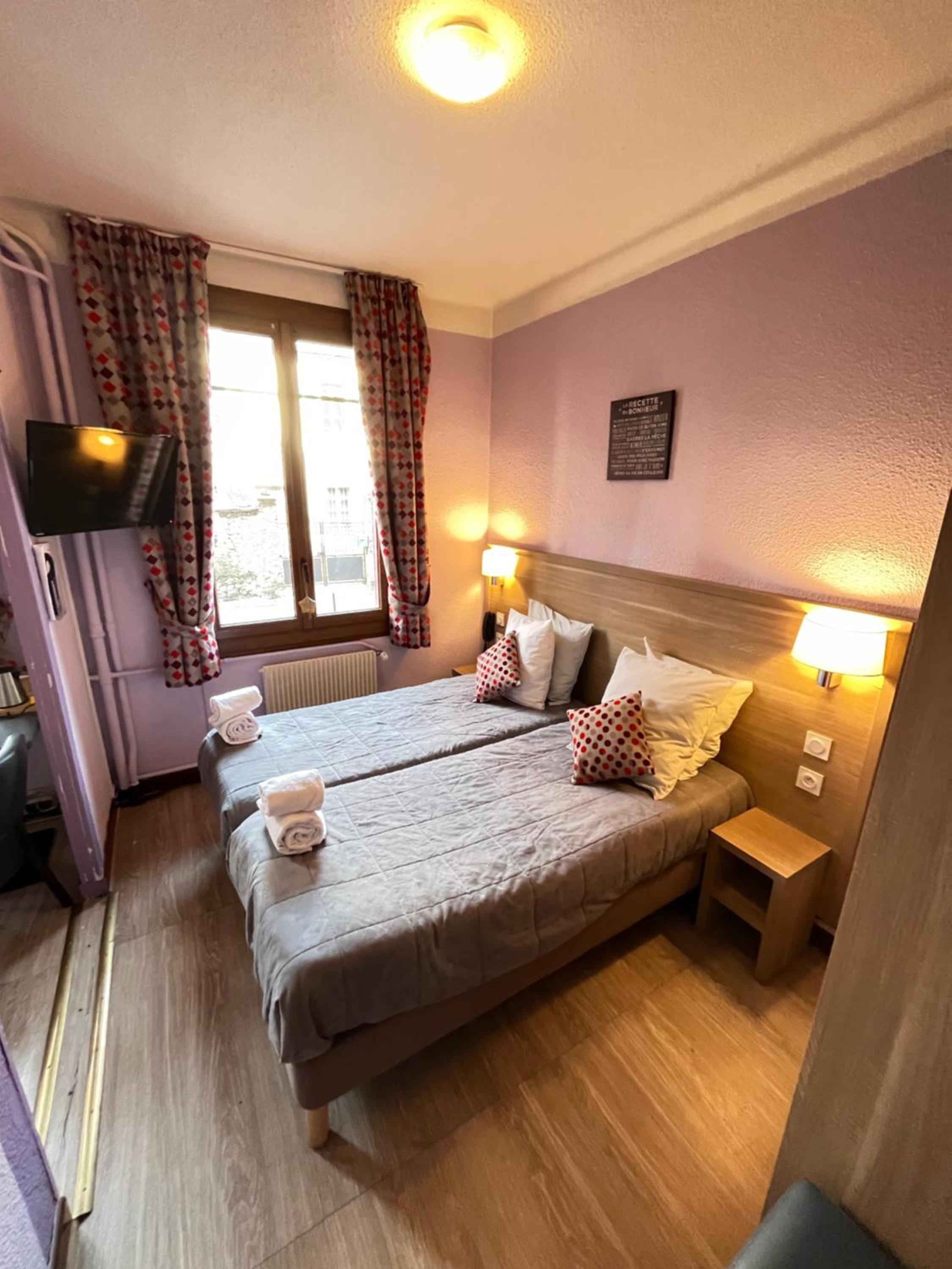 Twin Room with City View - Photo 7