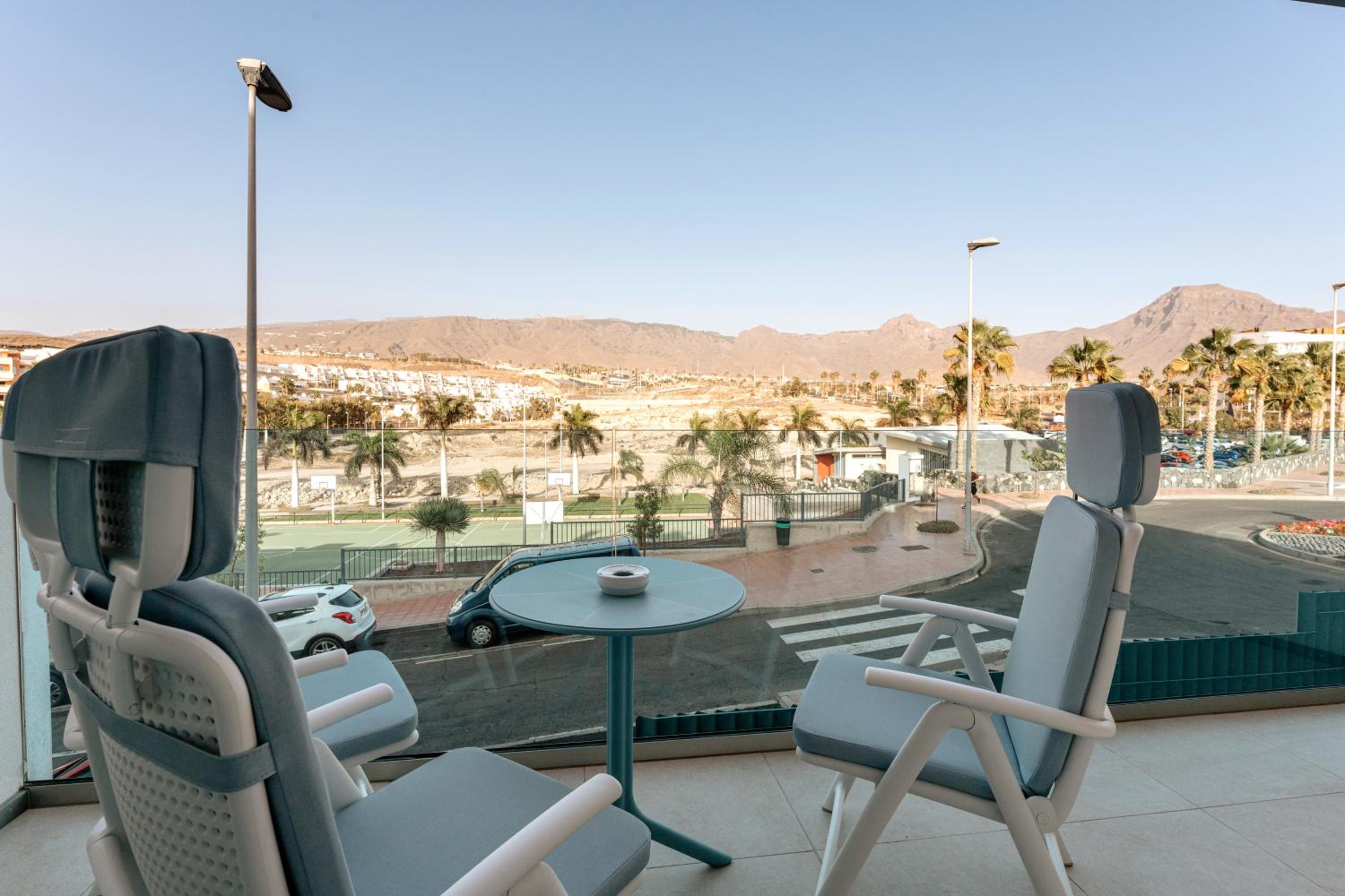 Three-Bedroom Apartment High Floor Mountain View photo 2