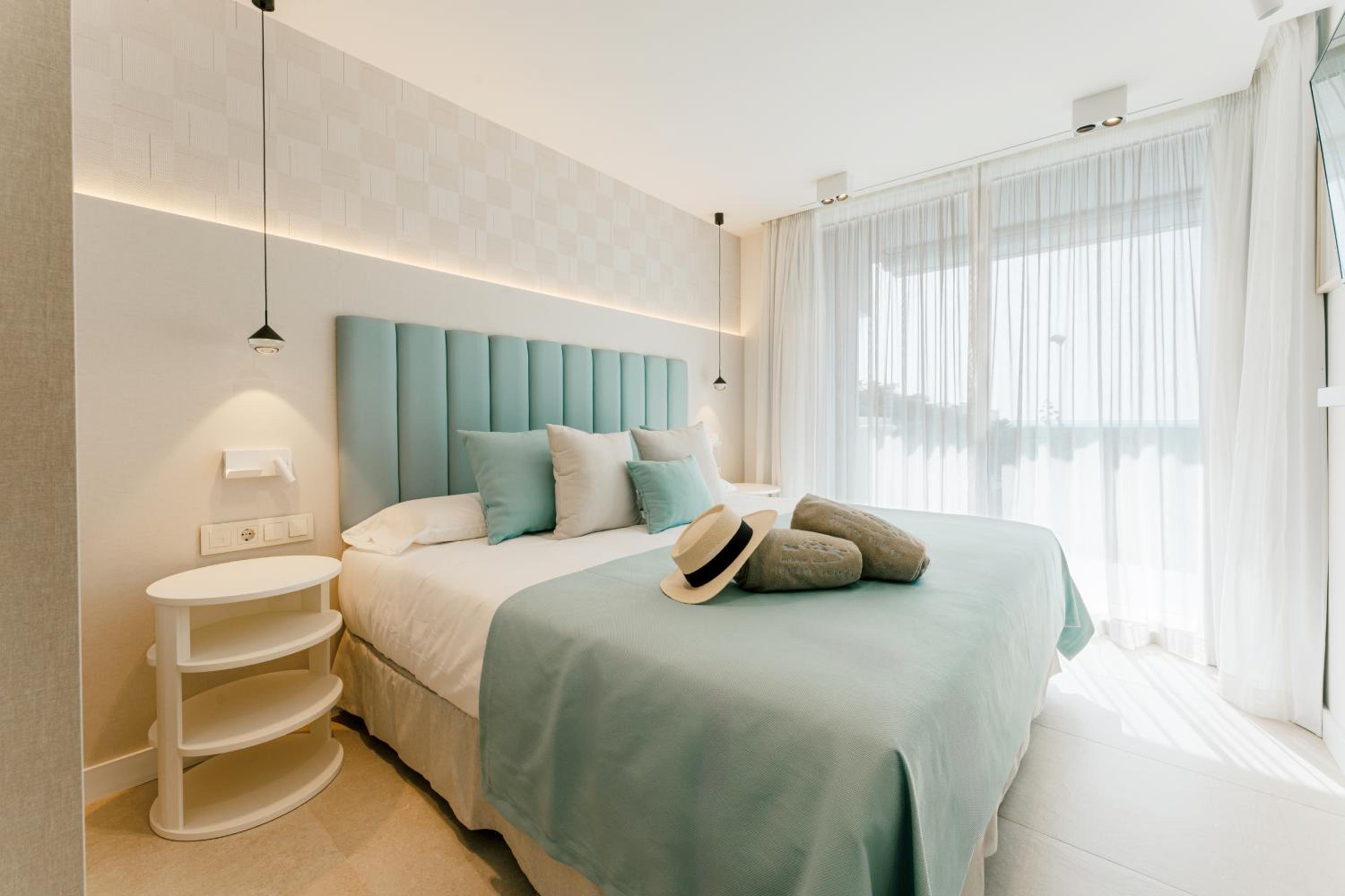 Two-Bedroom Apartment High Floor Sea View