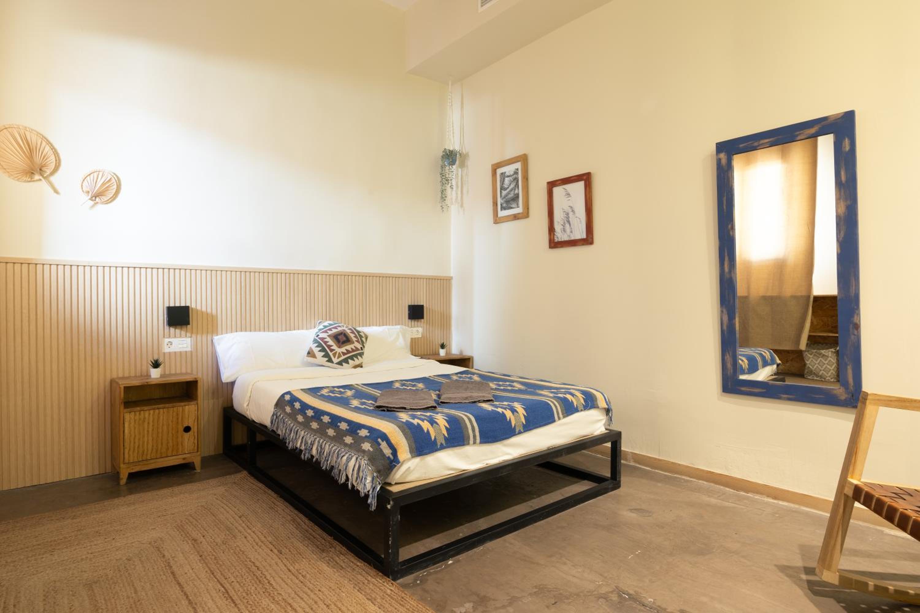 Habitación Doble con Balcón y Baño Compartido