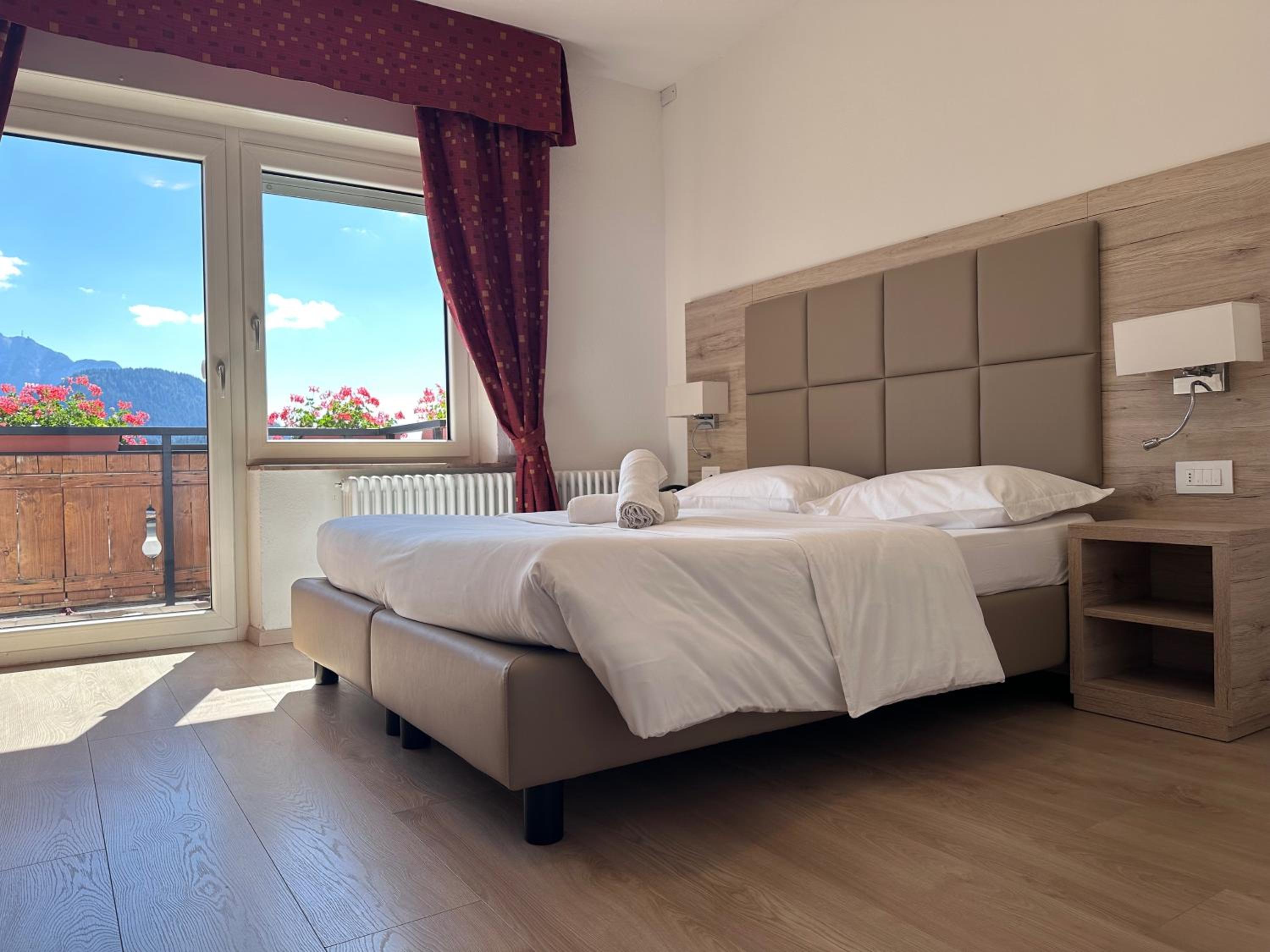 Double Room with Mountain View - Photo 1