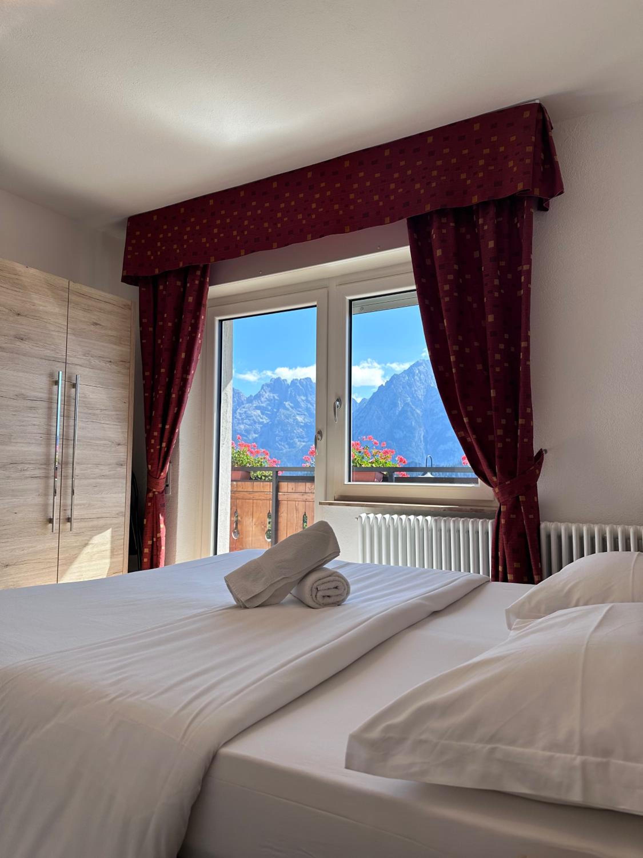 Double Room with Mountain View - Photo 3