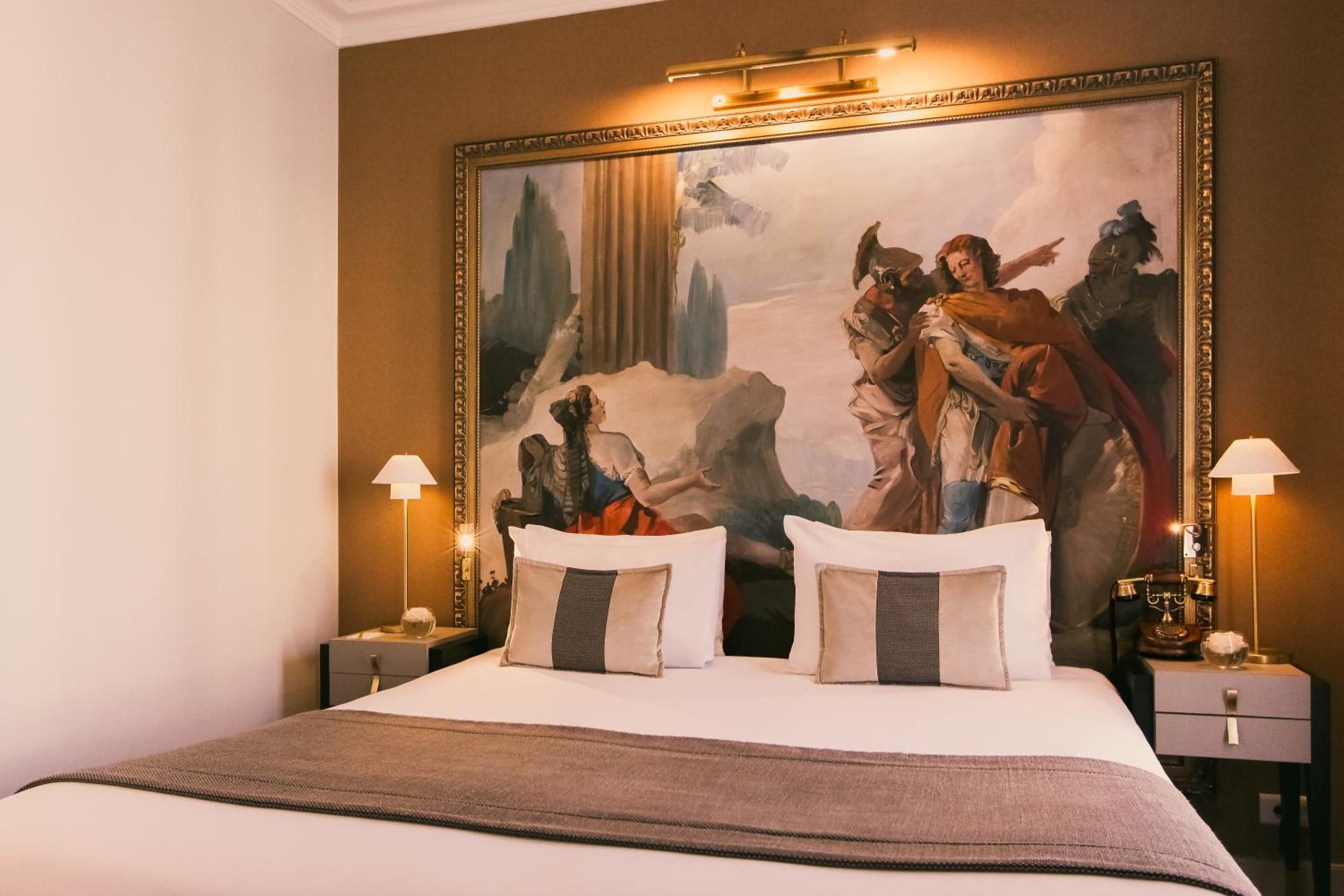 Classic Double Room with Eiffel Tower View thumbnail 5