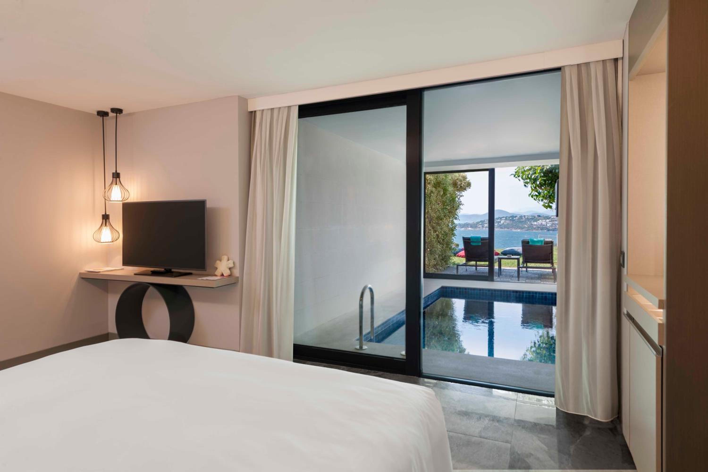 Indoor Pool Suite, 1 Bedroom Suite, 1 King, Sea view