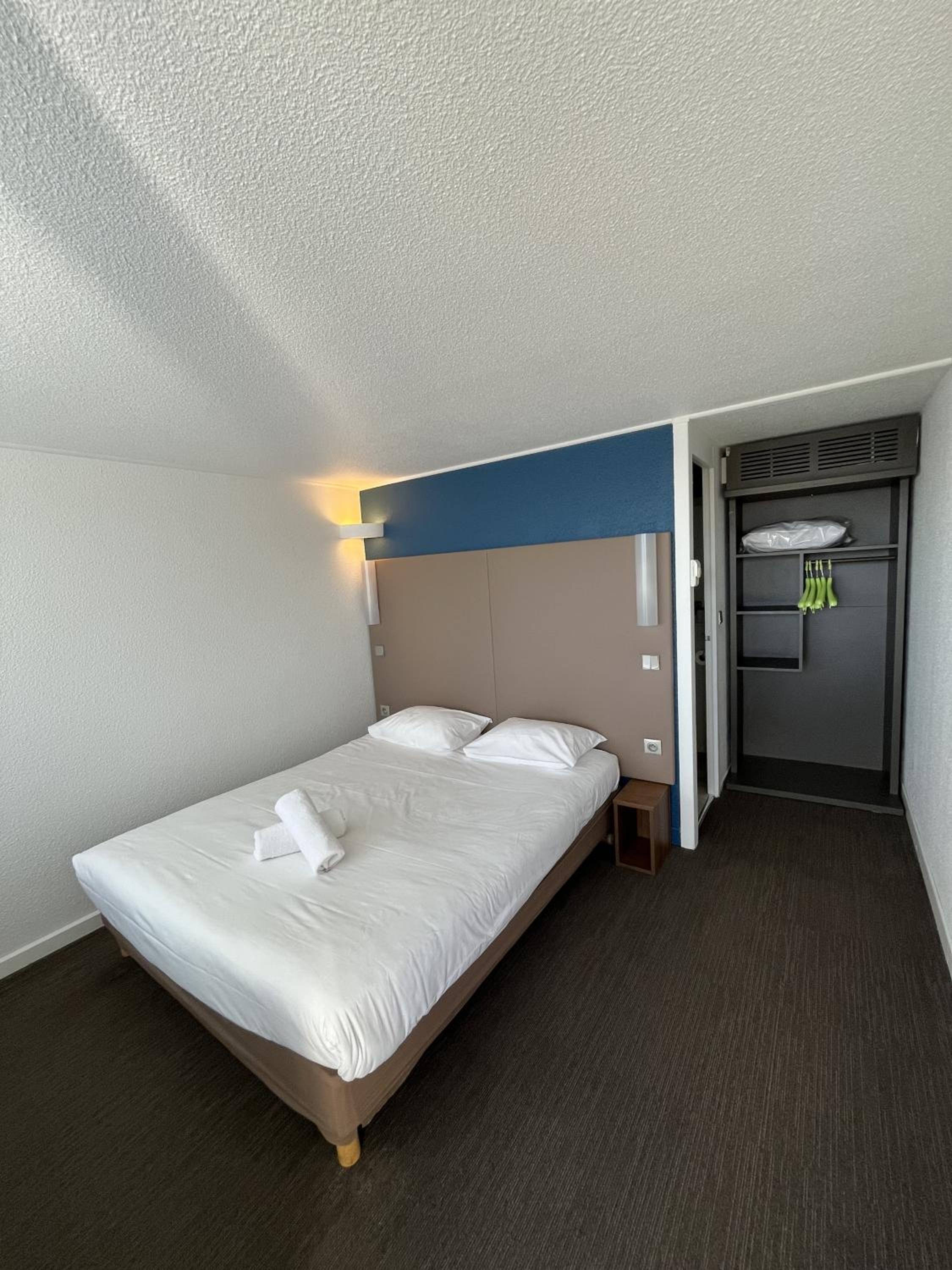 Double Room with One Double Bed - Photo 8