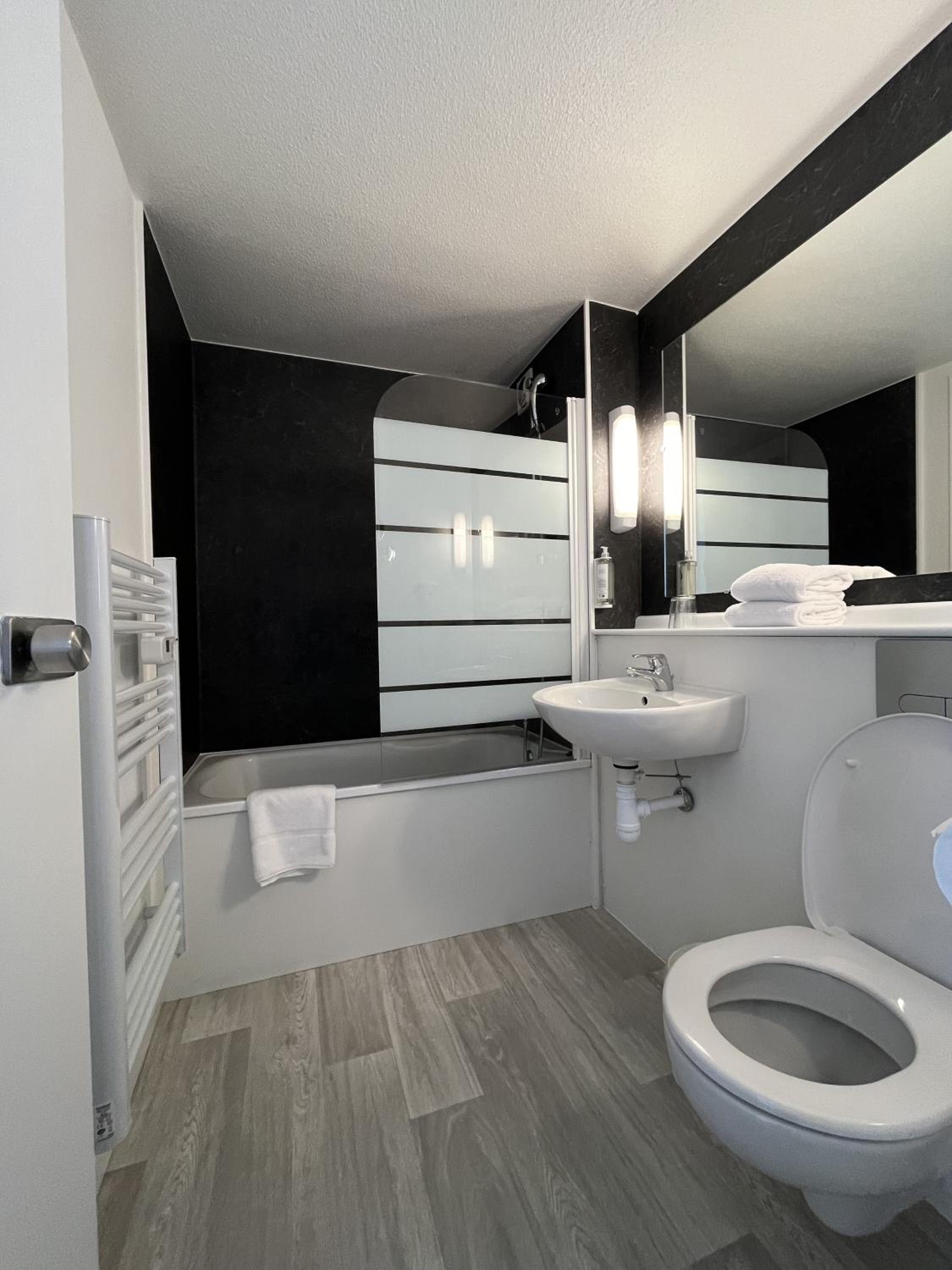 Double Room with One Double Bed - Photo 6