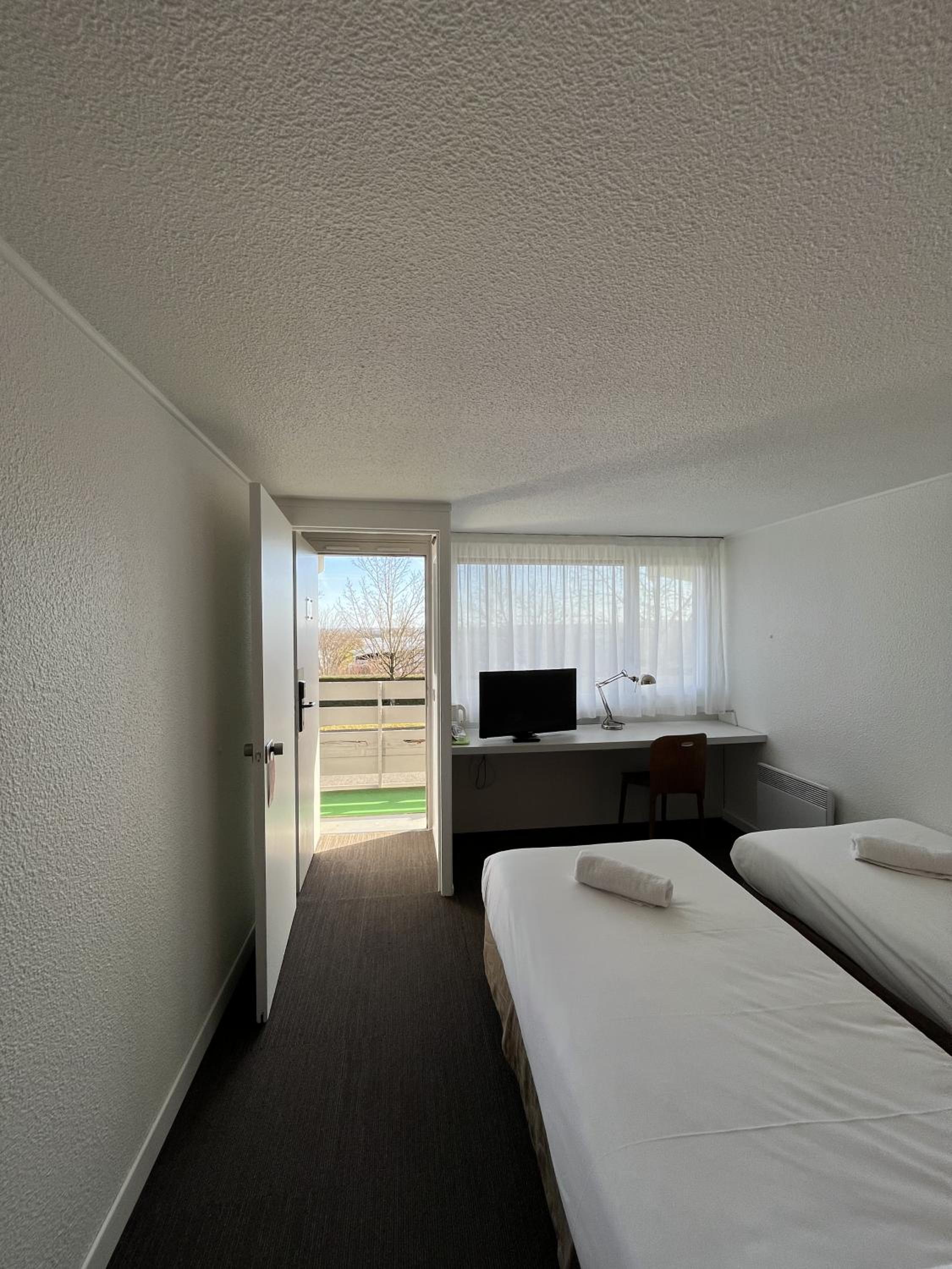 Twin Room - Photo 7