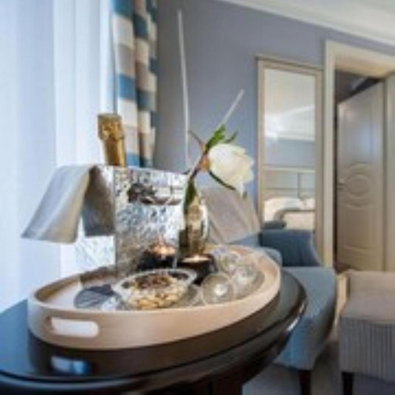 King Suite with Spa and Pool Access - Photo 1