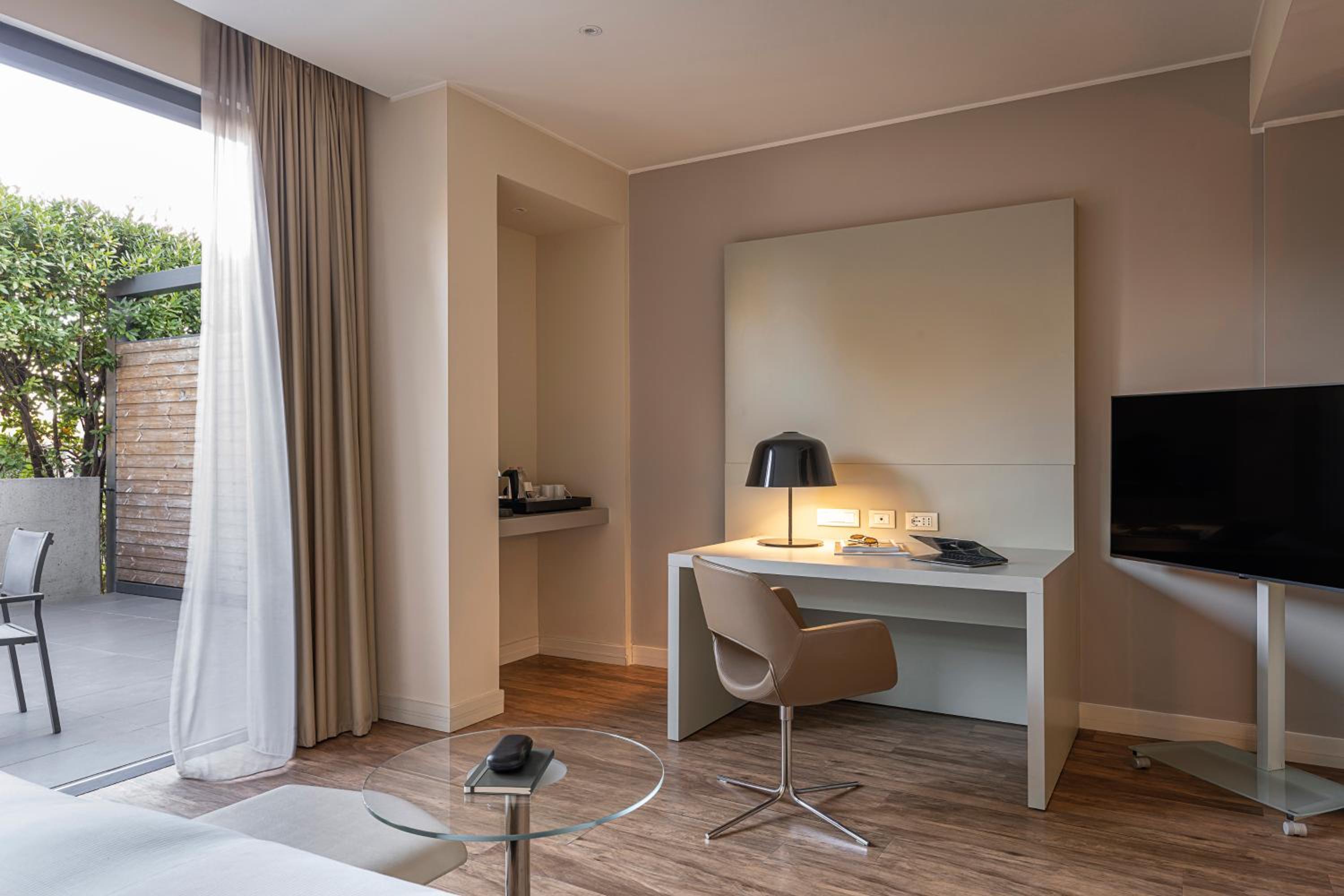 Junior King Suite with Terrace - Photo 6