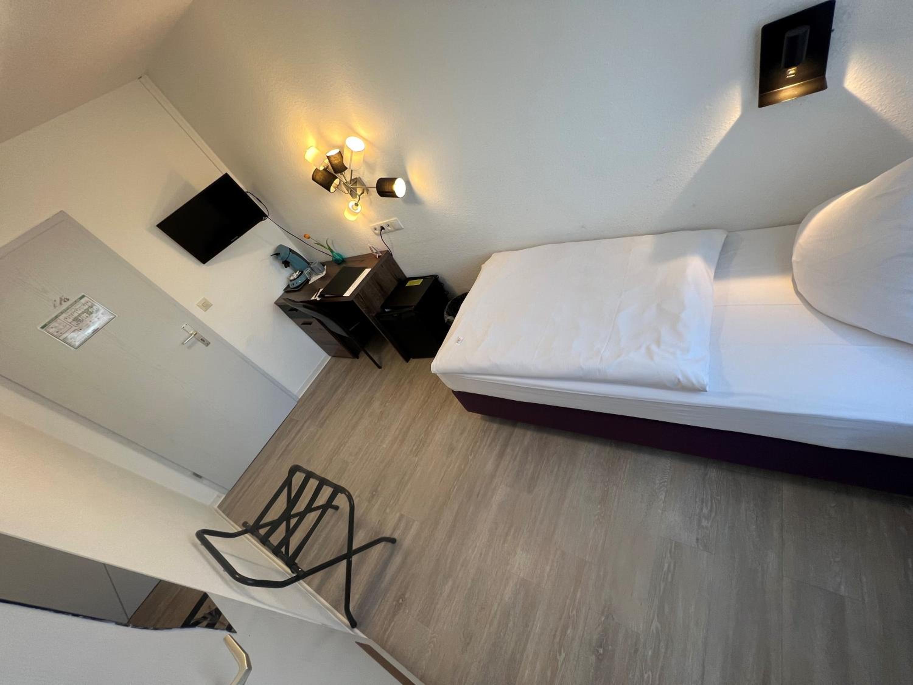 Budget Single Room photo 3