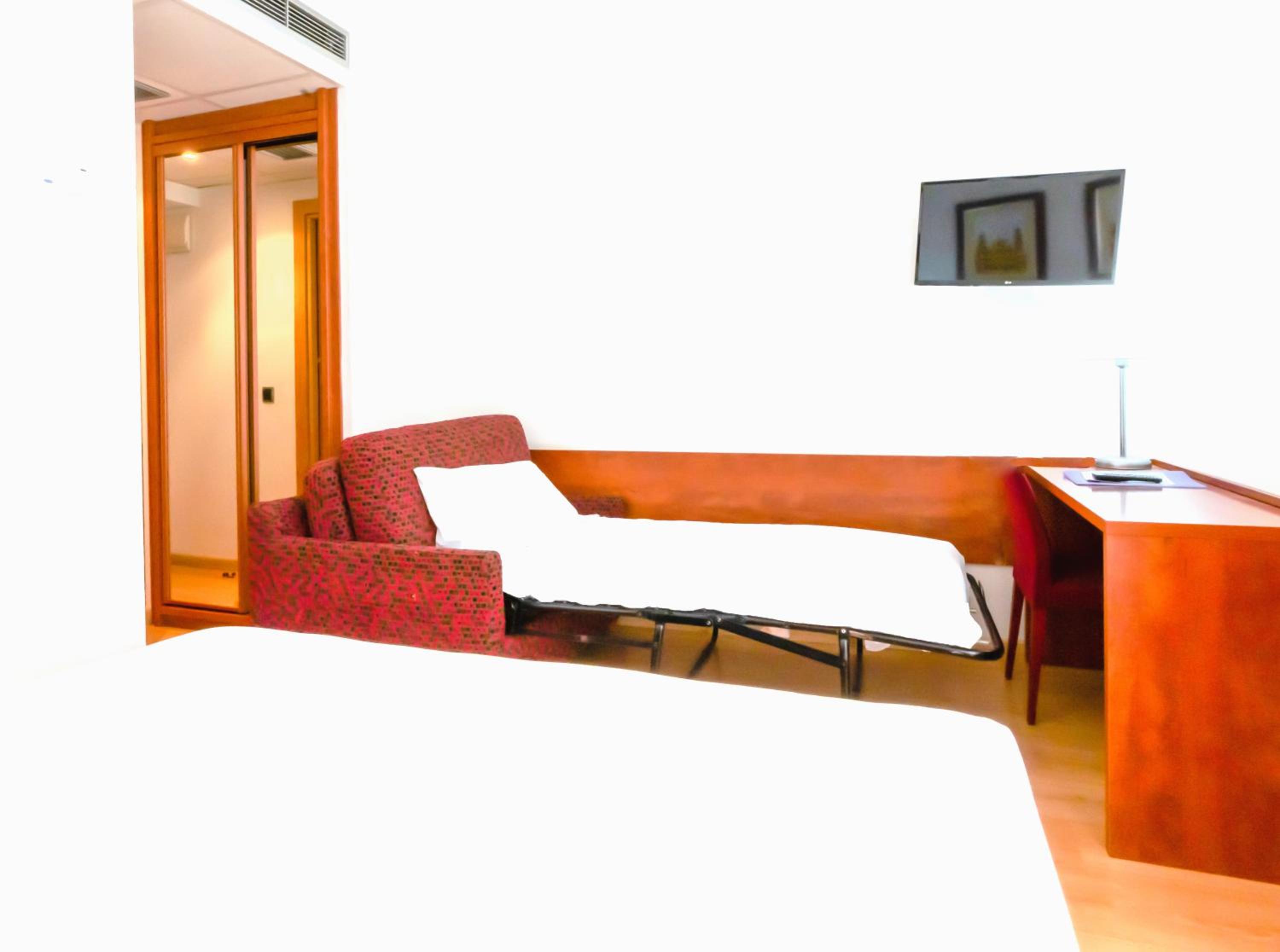 Standard Room (2 Adults + 1 Child) - Photo 1