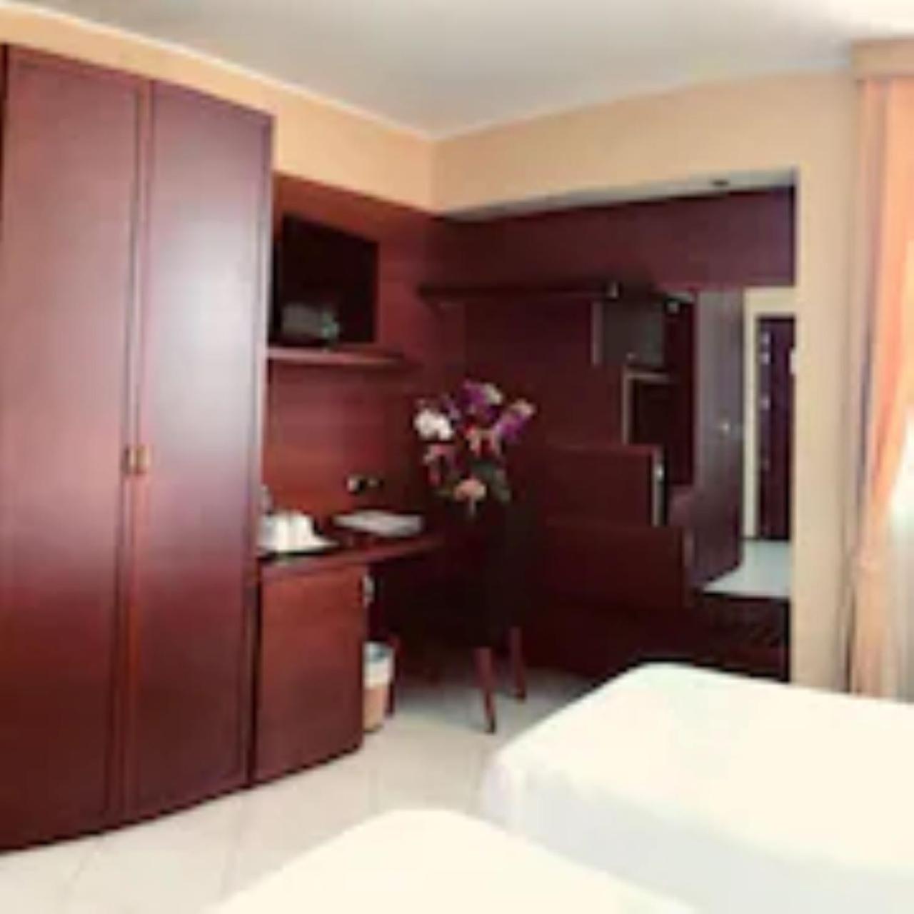 Standard Twin Room - Photo 1