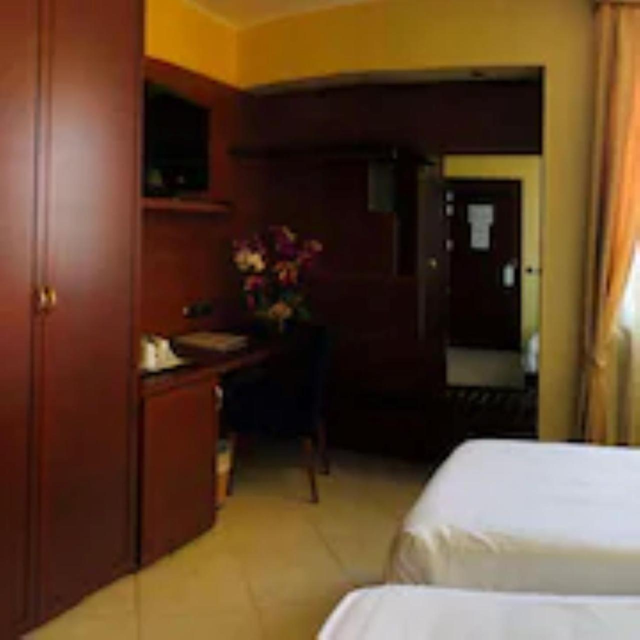Standard Twin Room - Photo 2