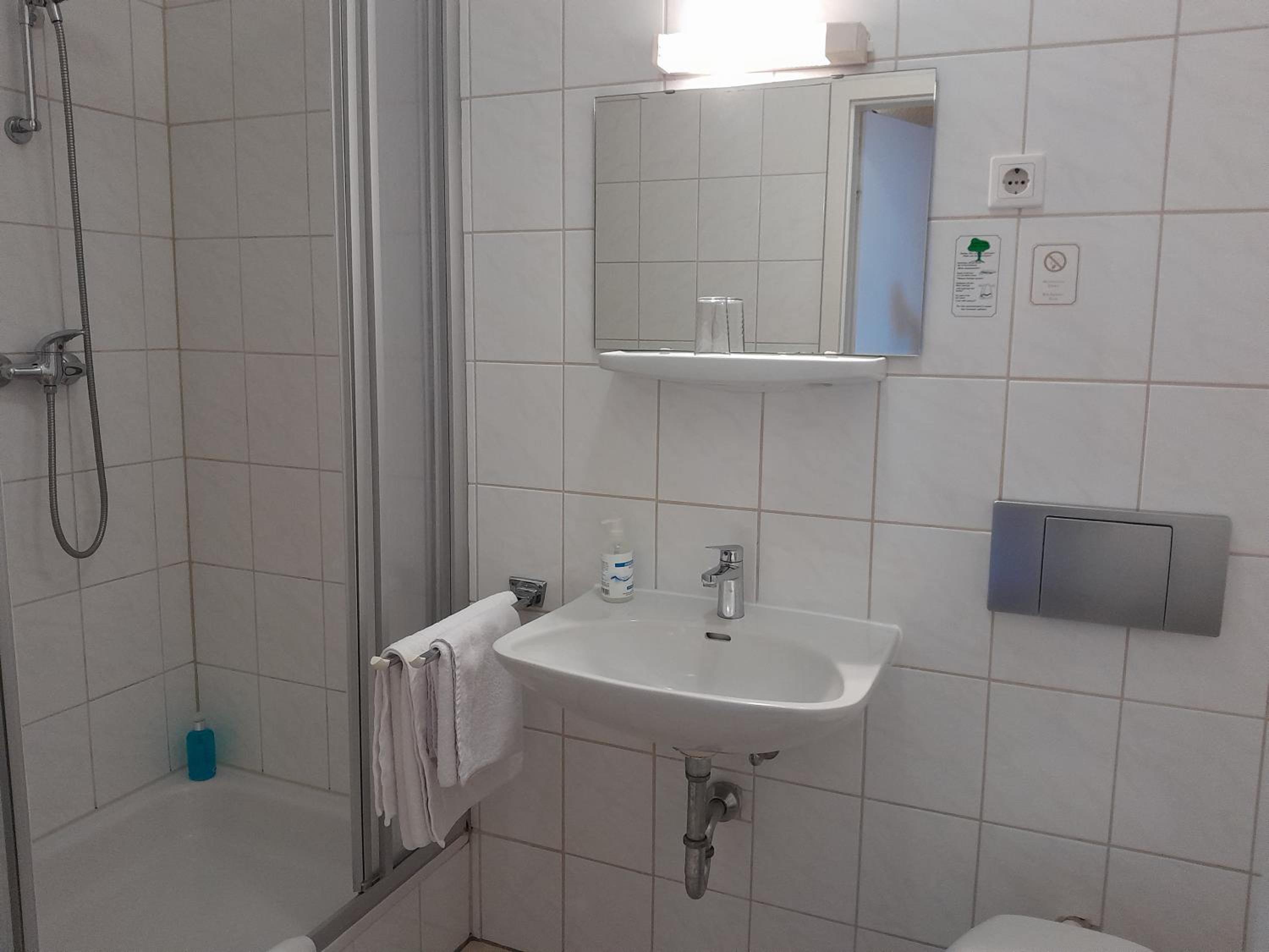 Single Room with Bathroom photo 3