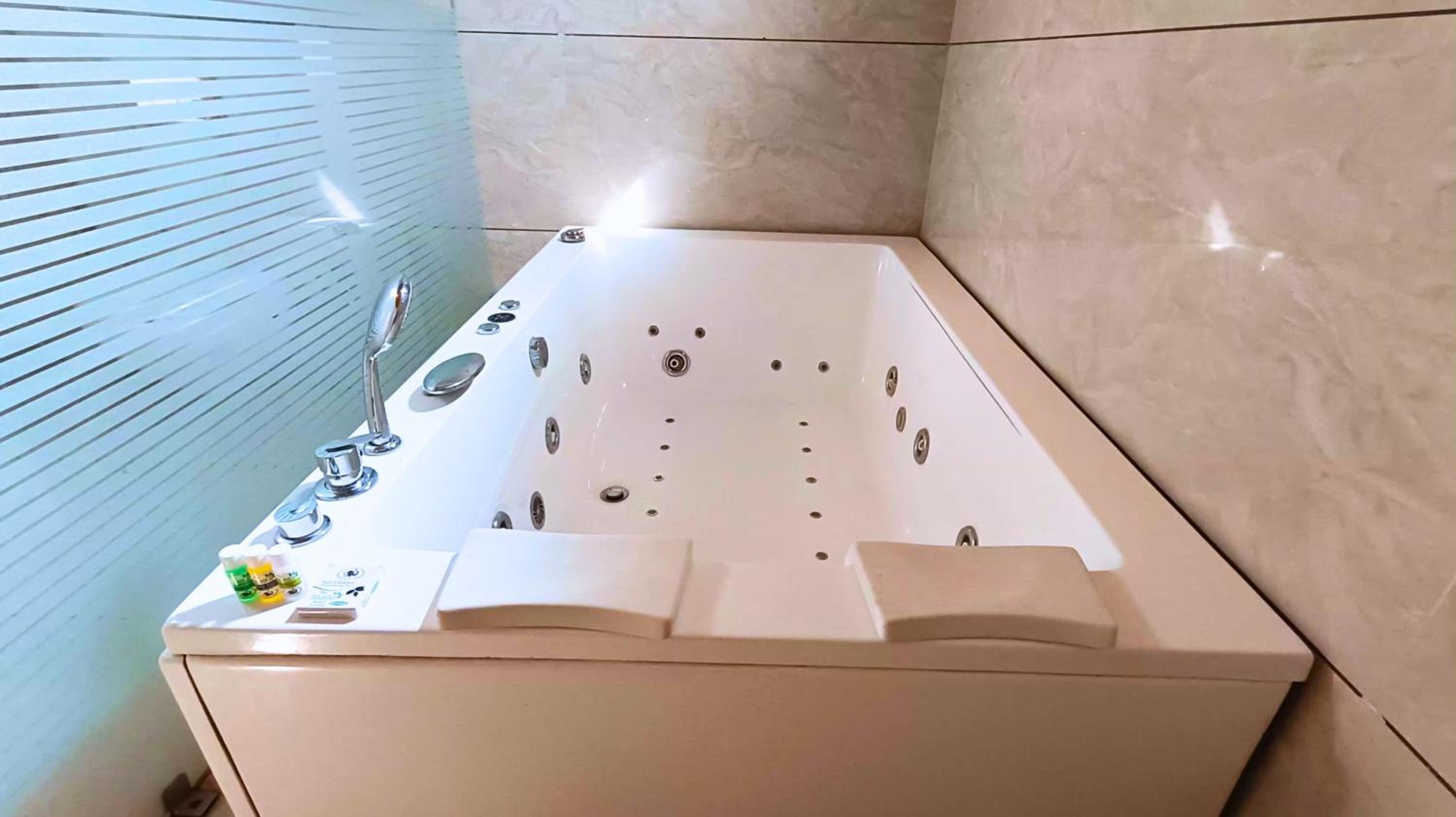Jacuzzi Villa - Photo 2