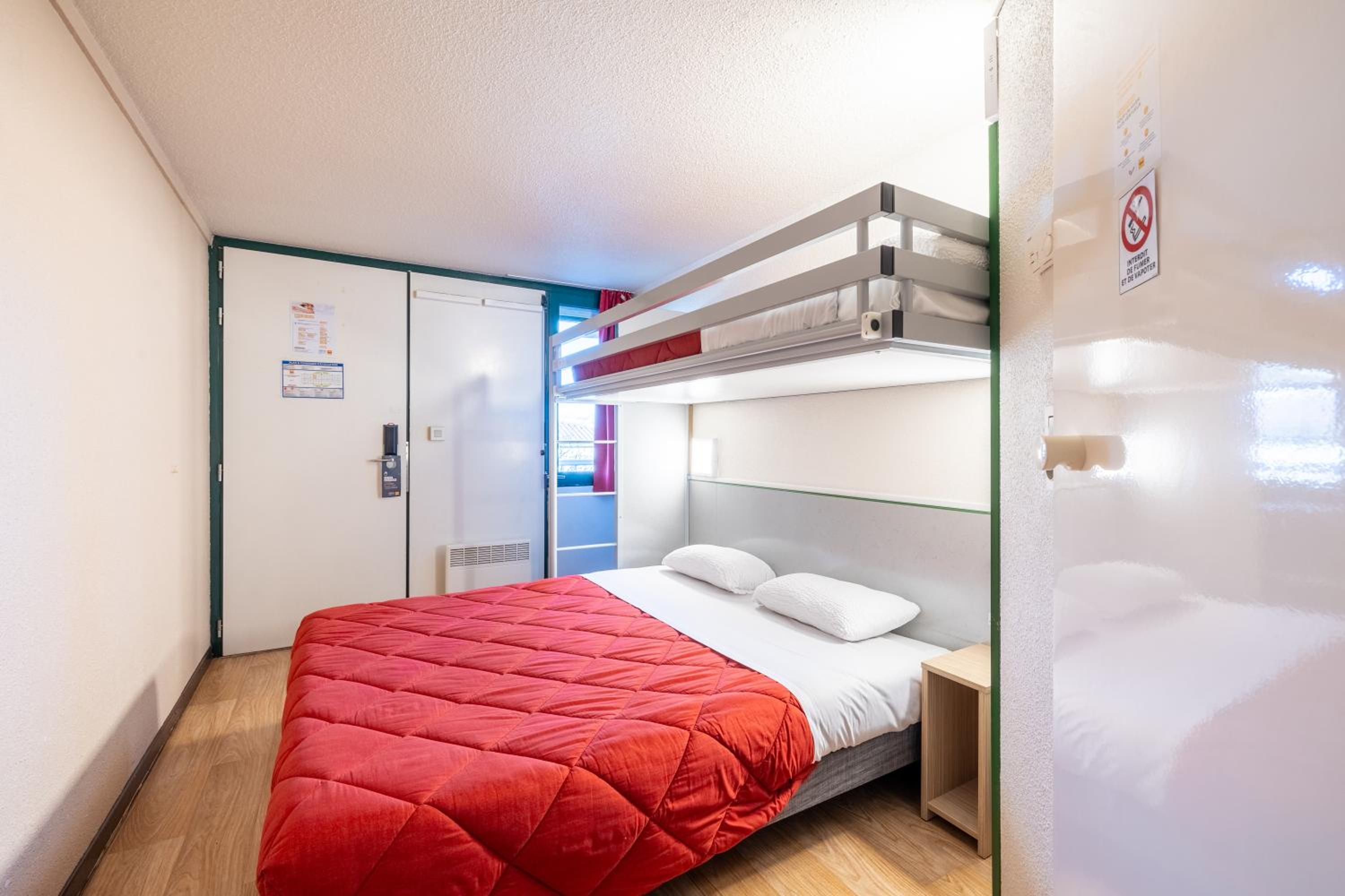 Triple Room (1 Double Bed + 1 Single Bed) photo 3