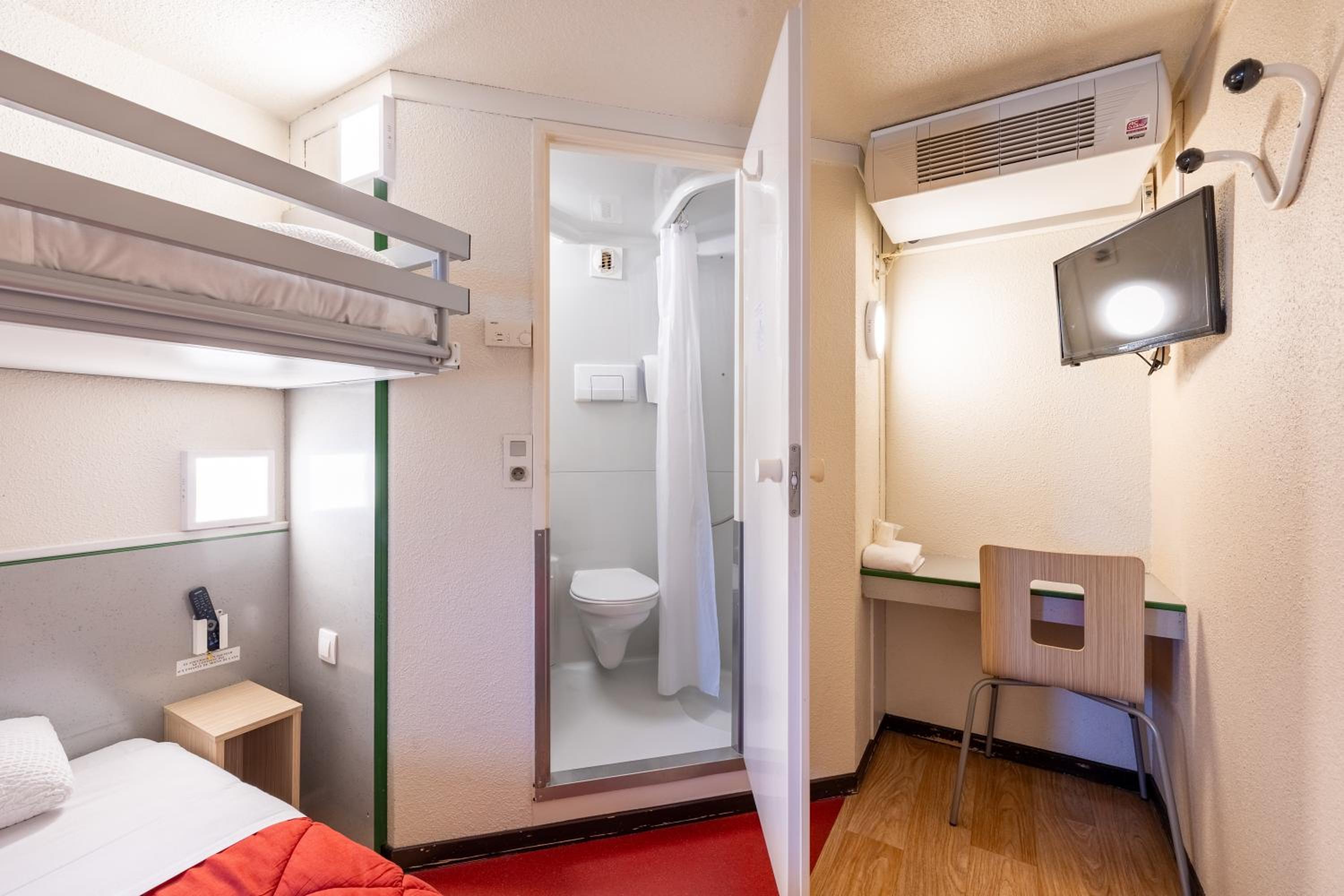 Triple Room (1 Double Bed + 1 Single Bed) photo 1