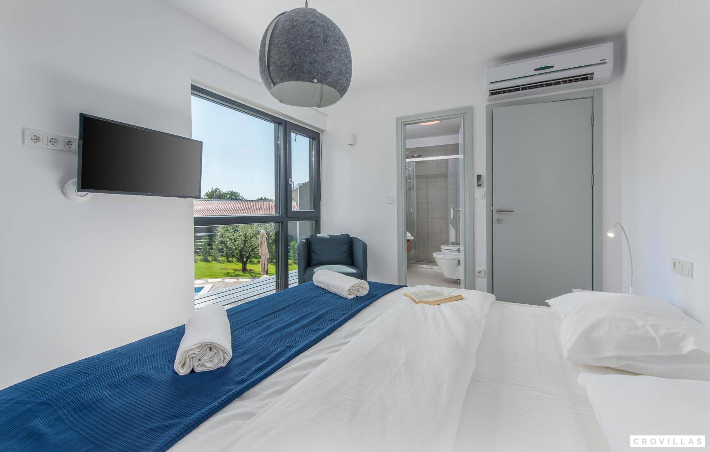 Eight-Bedroom Villa photo 1