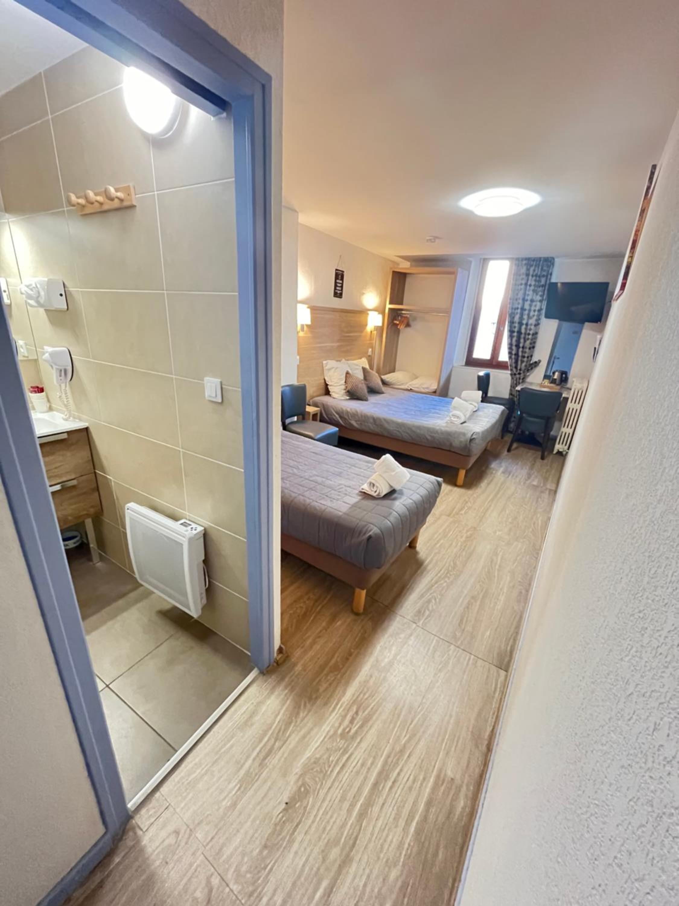 Standard Triple Room - Photo 9