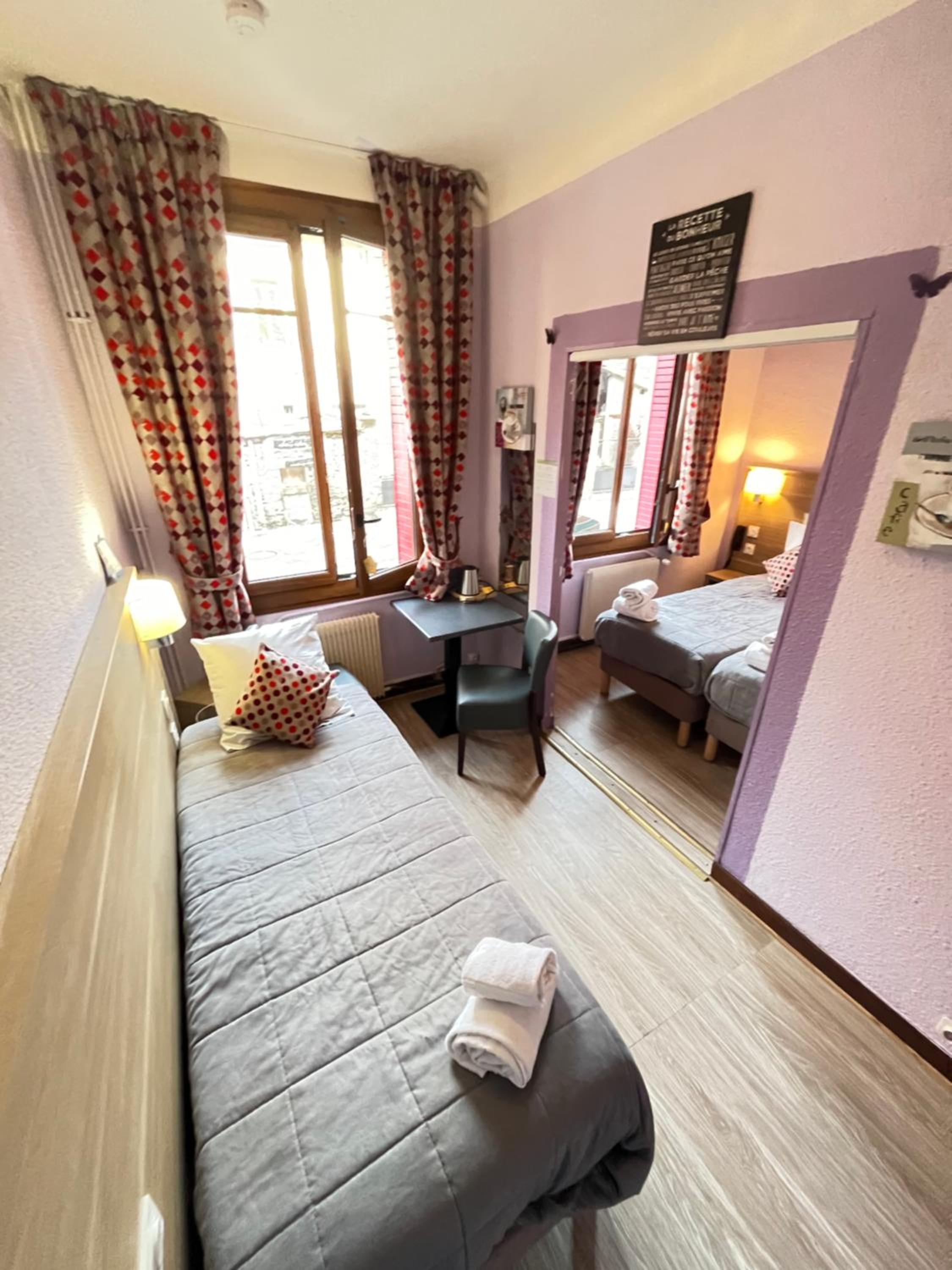 Economy Triple Room - Photo 7