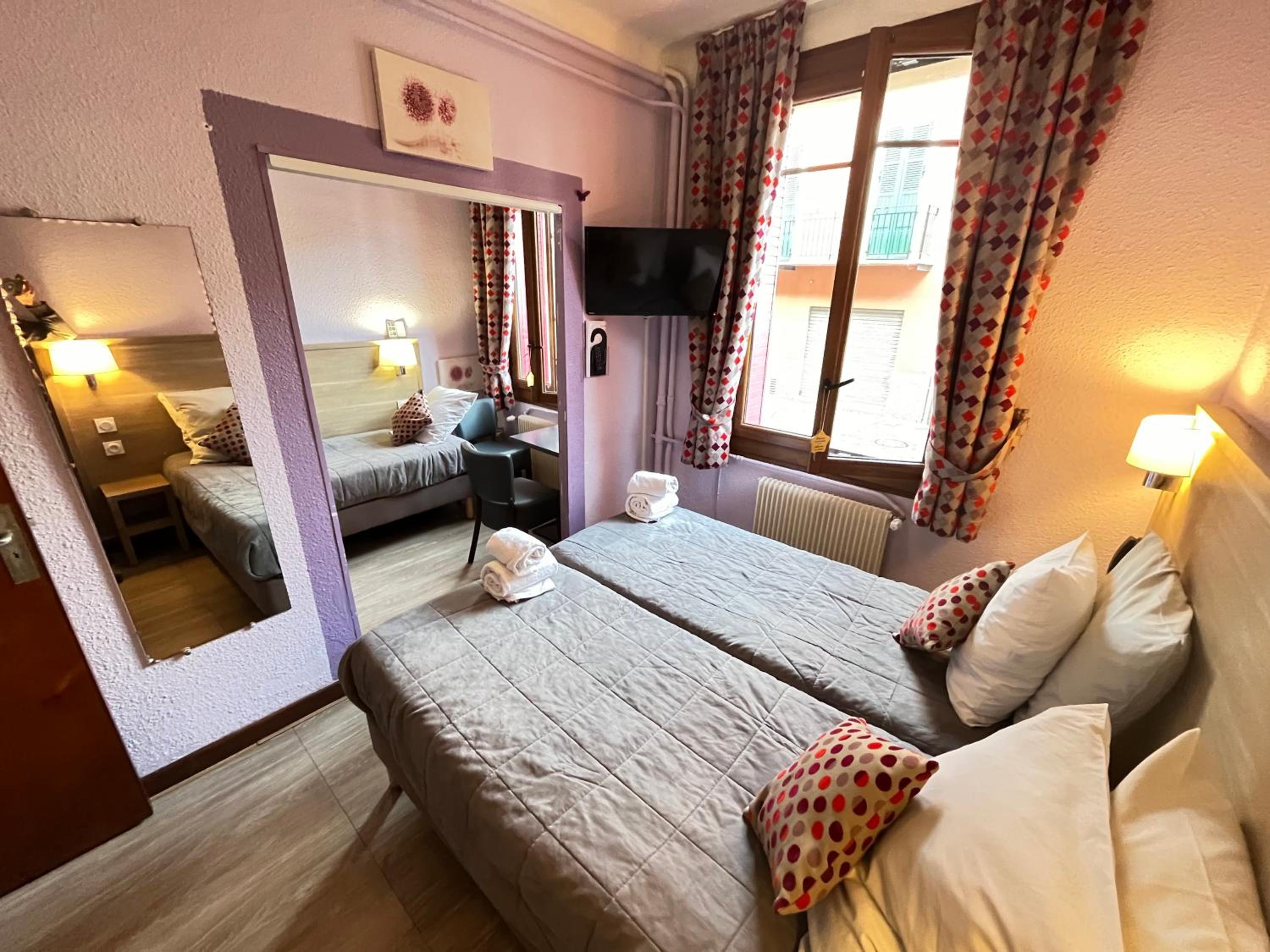 Economy Triple Room - Photo 6