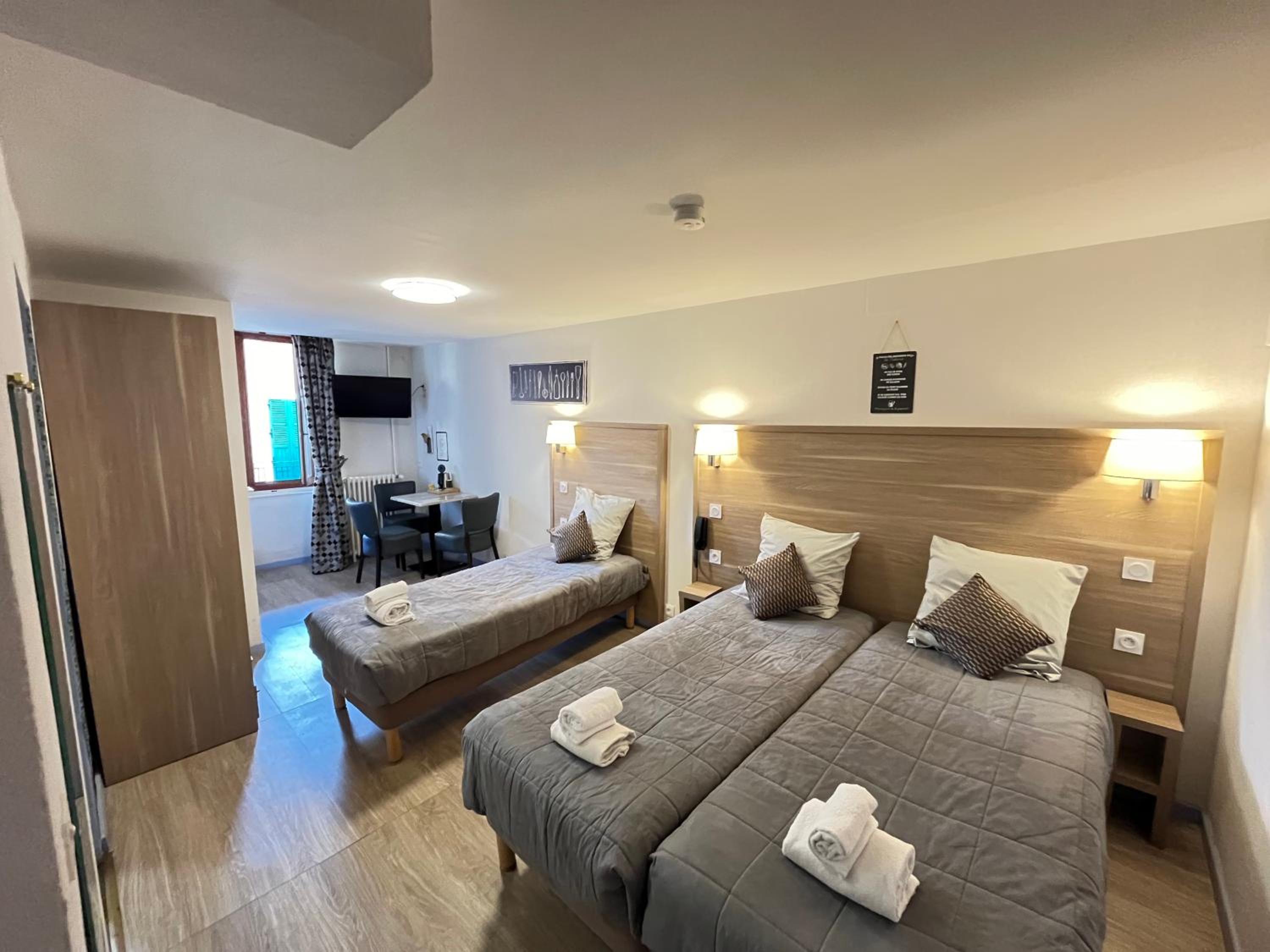 Economy Triple Room - Photo 9