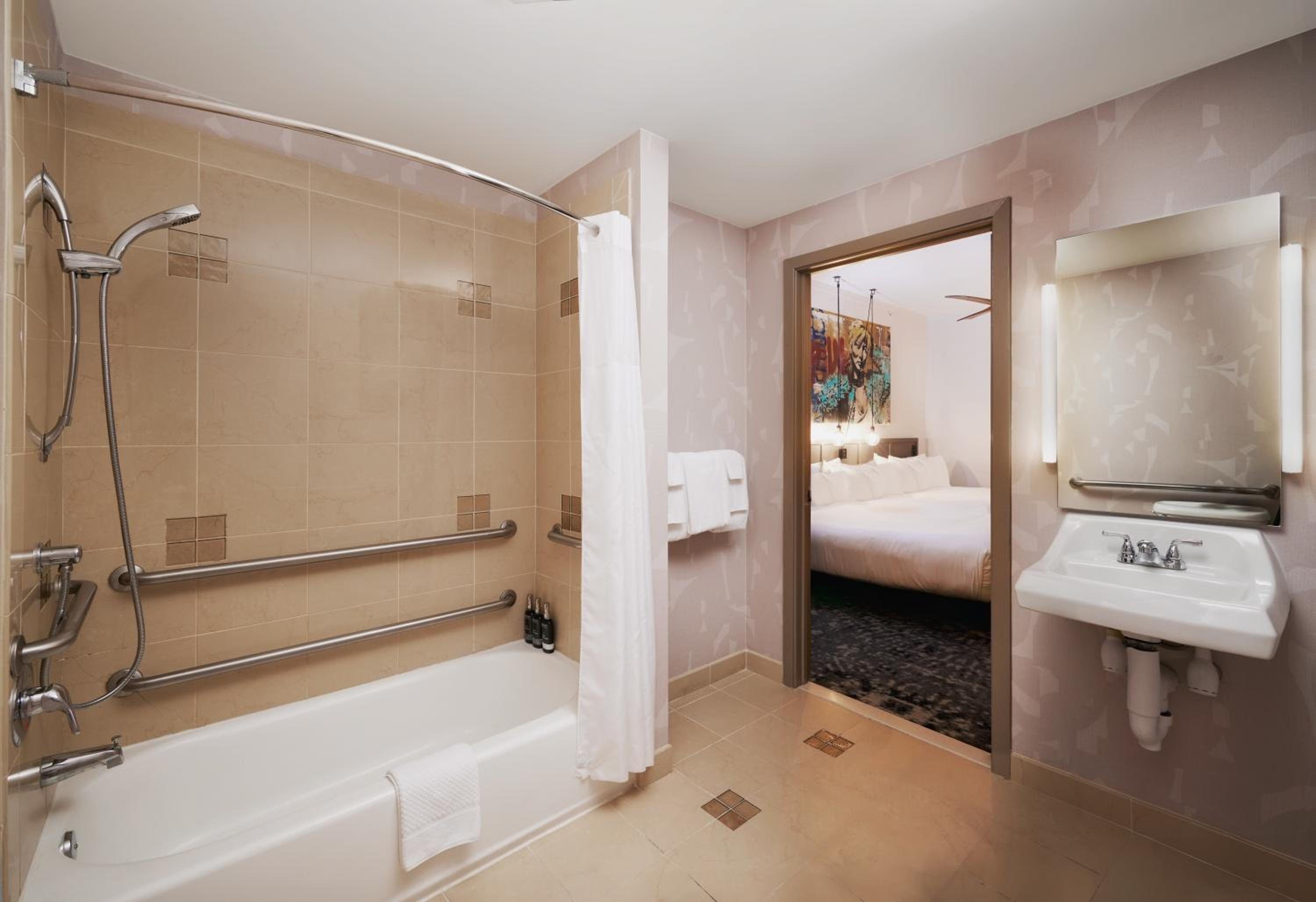 King Room with Bath Tub - Mobility and Hearing Access/Non-Smoking - Photo 3